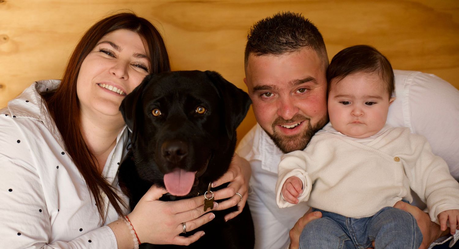 Famille avec bébé et chien lors d’une séance photo lifestyle en Provence, portrait naturel et chaleureux en intérieur