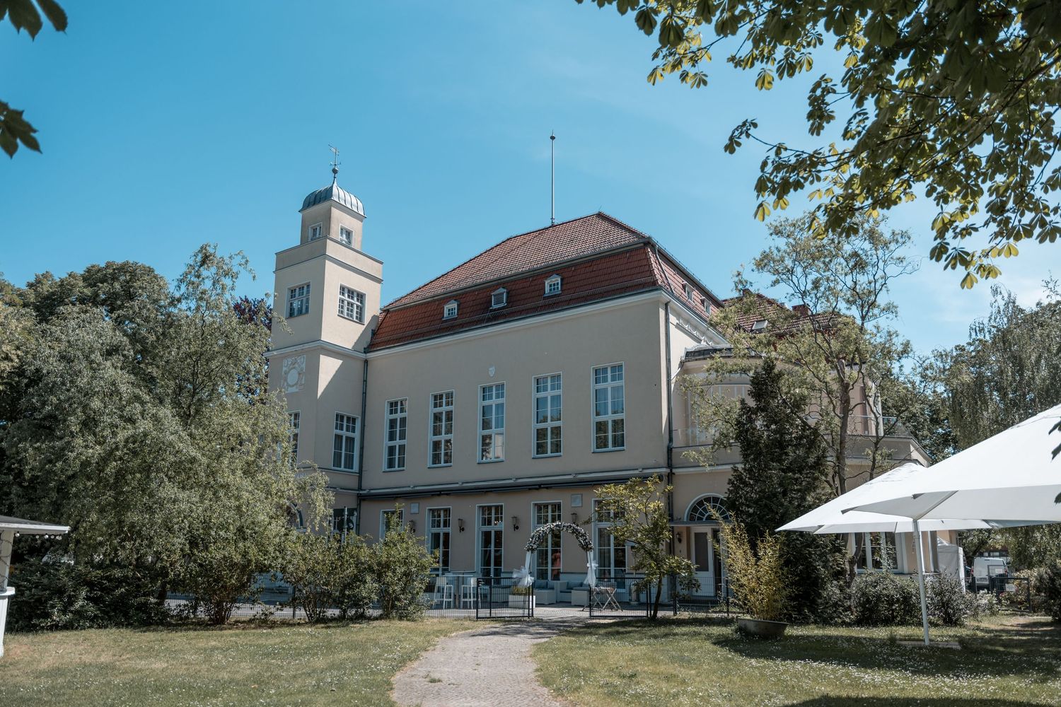 Festliche Atmosphäre für Ihre Hochzeit: Die Villa Schulzendorf in Berlin Spandau bietet Platz für unvergessliche Momente