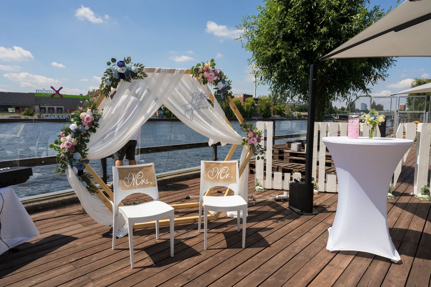 White Spreelounge Berlin: Hochzeitslocation mit Blick auf die Spree und Terrasse