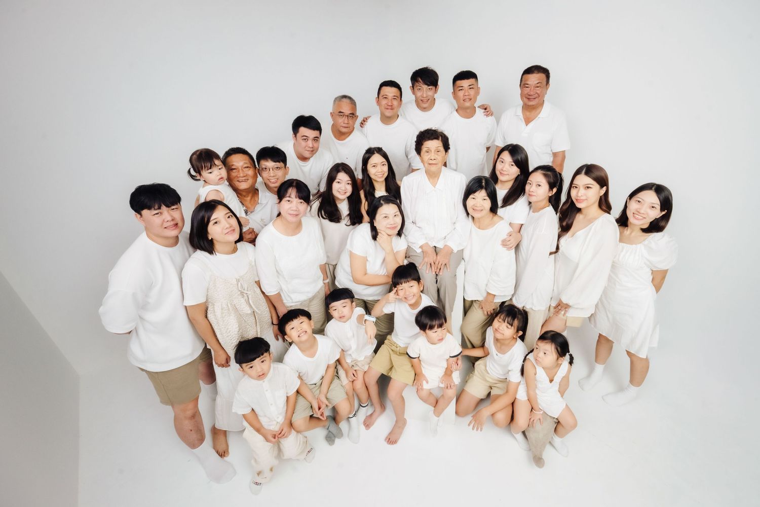 適合 15 人以上的多代家庭，採分批拍攝方式，完整紀錄全體合照與各種家庭組合，讓每一段關係都有專屬畫面。四代同堂的大家族家庭寫真，不只是記錄人數，而是記錄一家人站在一起的樣子。我們透過分批拍攝與完整大家族合照的安排，讓長輩安心、孩子自在，同時保留家族凝聚的力量與情感連結。