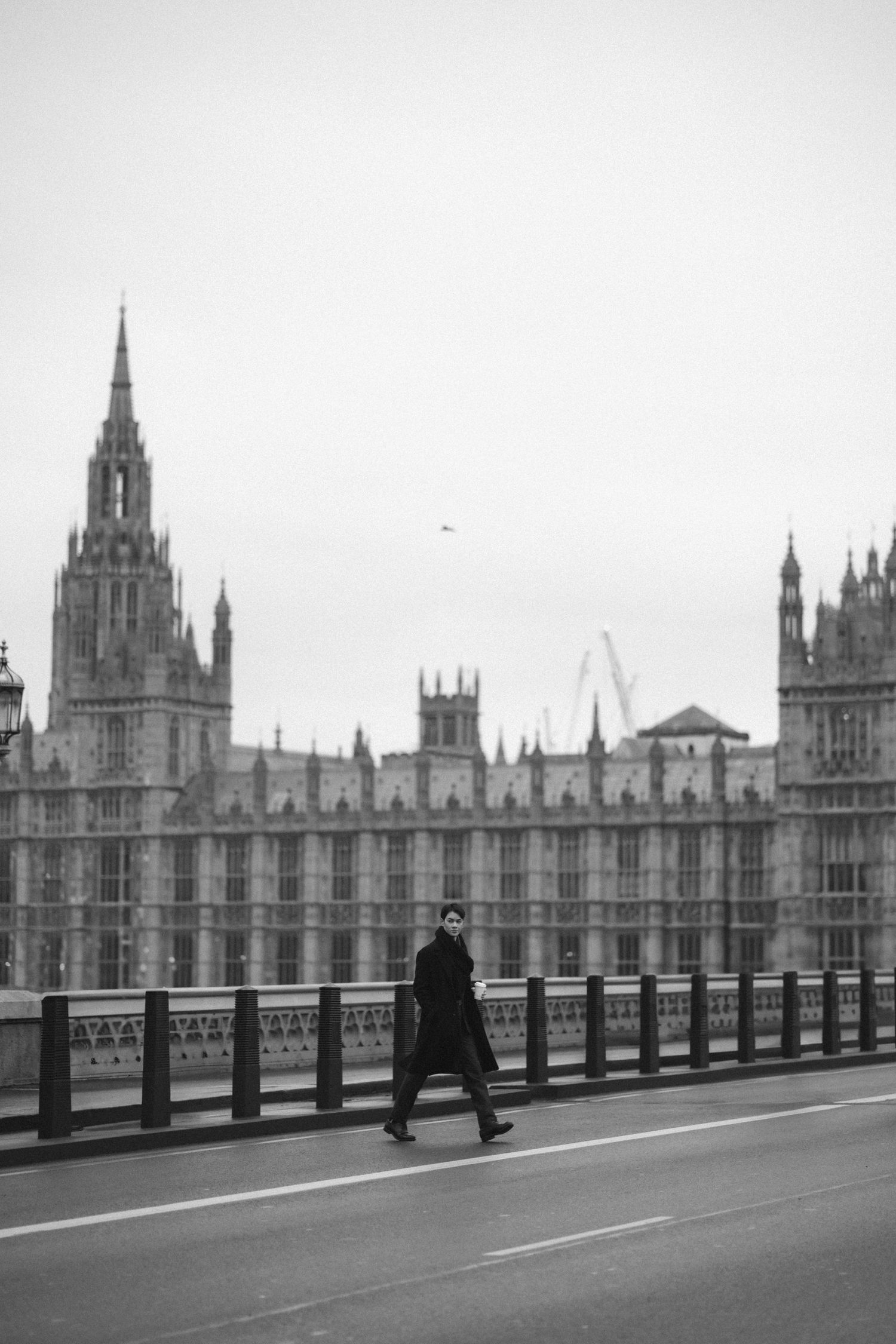 A black and white panoramic view of Westminster Palace and Big Ben from Westminster Bridge in London.