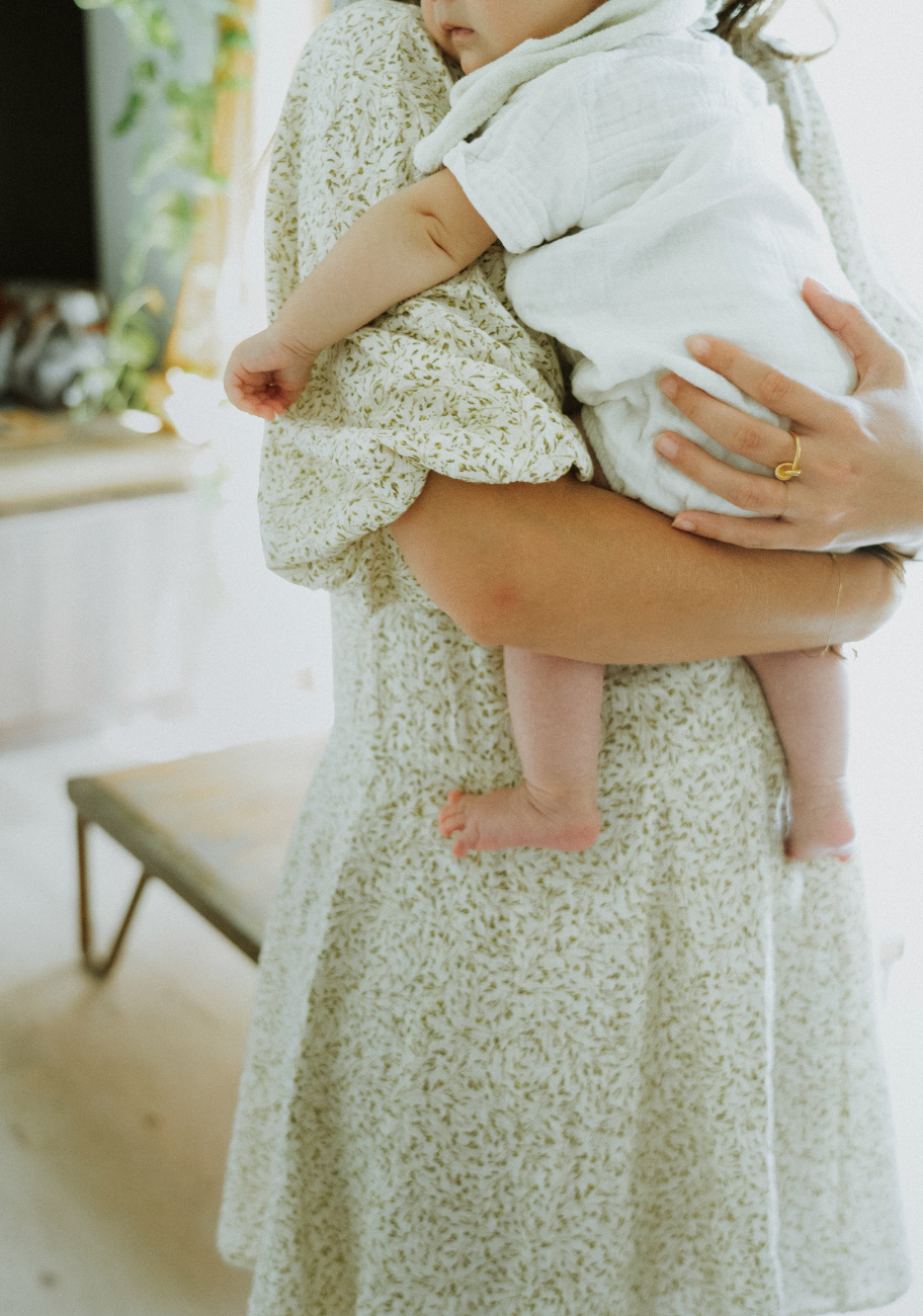 Shooting maman et bébé à la maison à Montpellier
