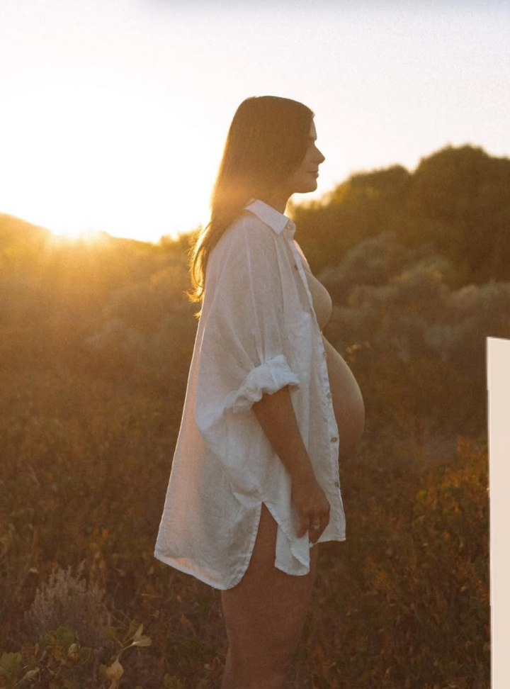 Inspiration tenues shooting grossesse au coucher de soleil à la Grande Motte