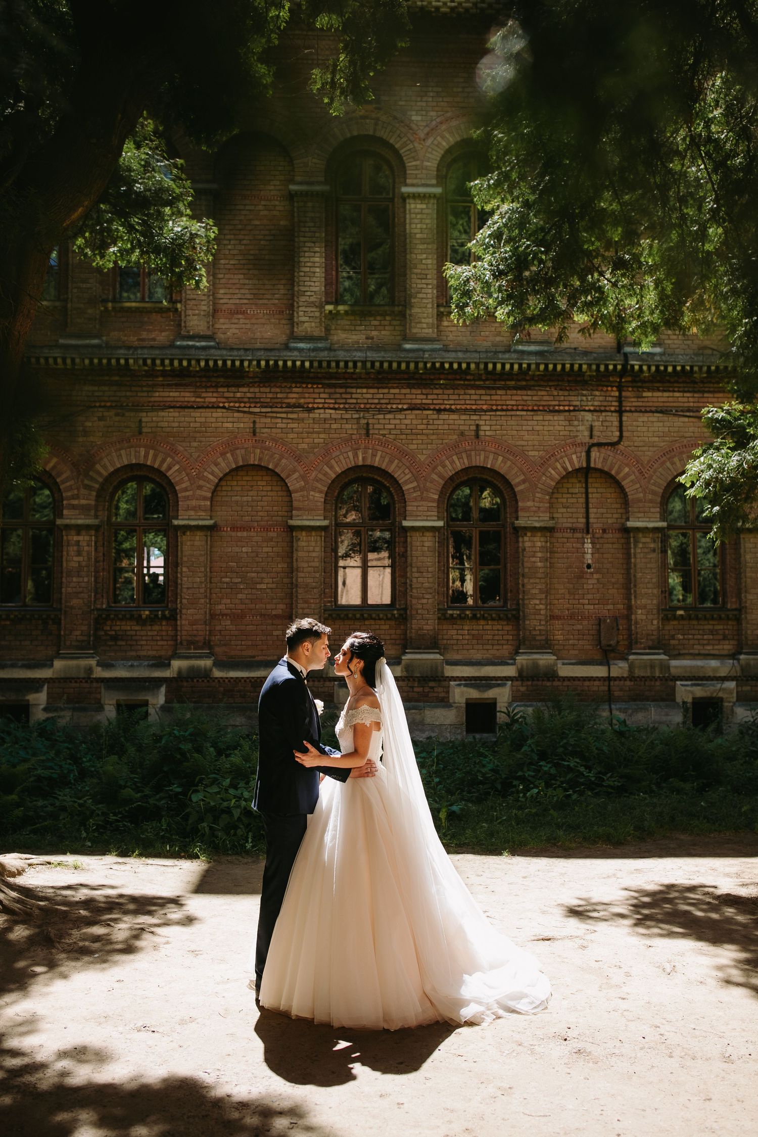 Brautpaar beim Hochzeitsessen – natürliche Hochzeitsfotografie | Vasyl Bauer