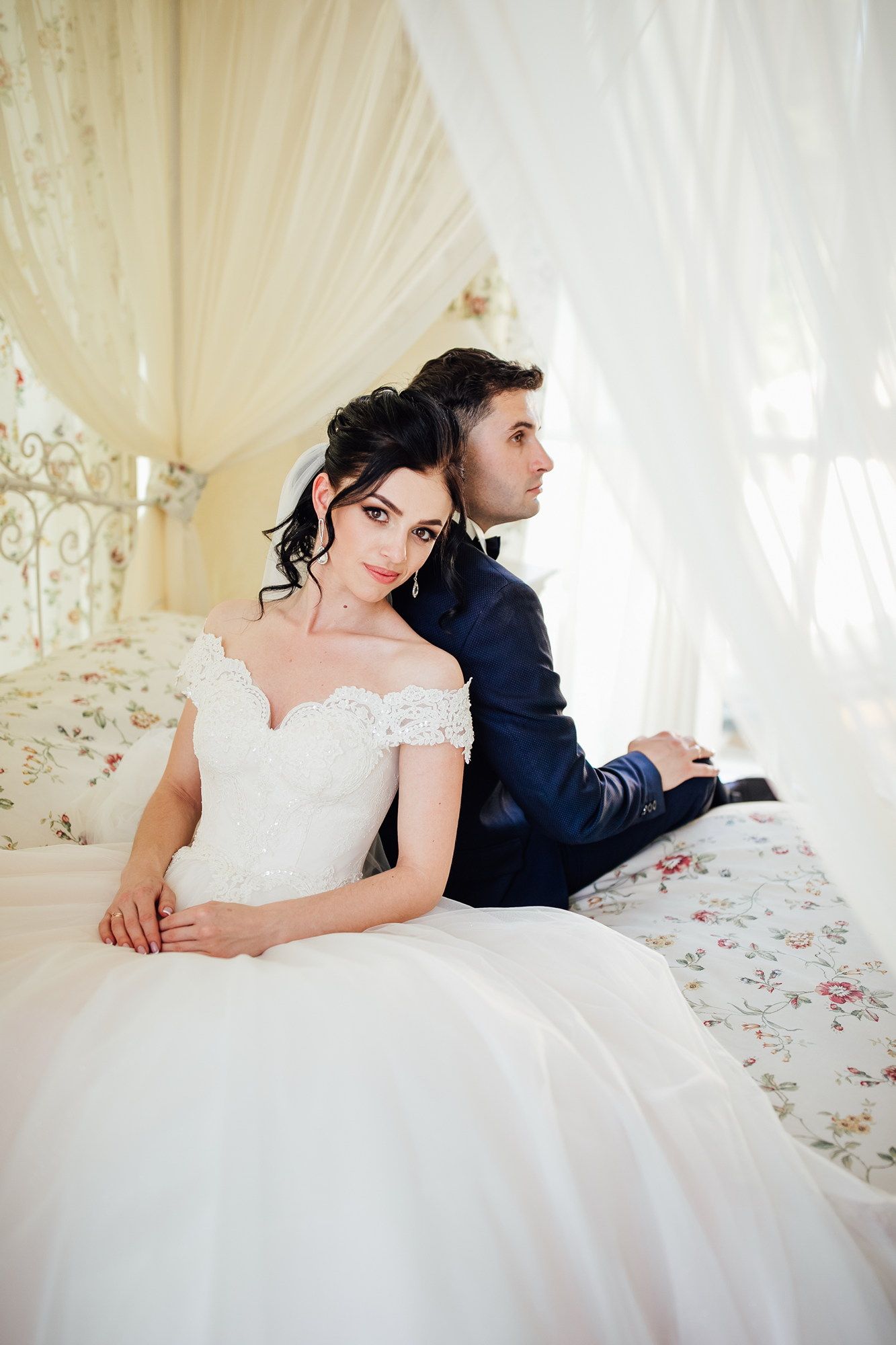 Brautpaar beim Hochzeitsessen – natürliche Hochzeitsfotografie | Vasyl Bauer