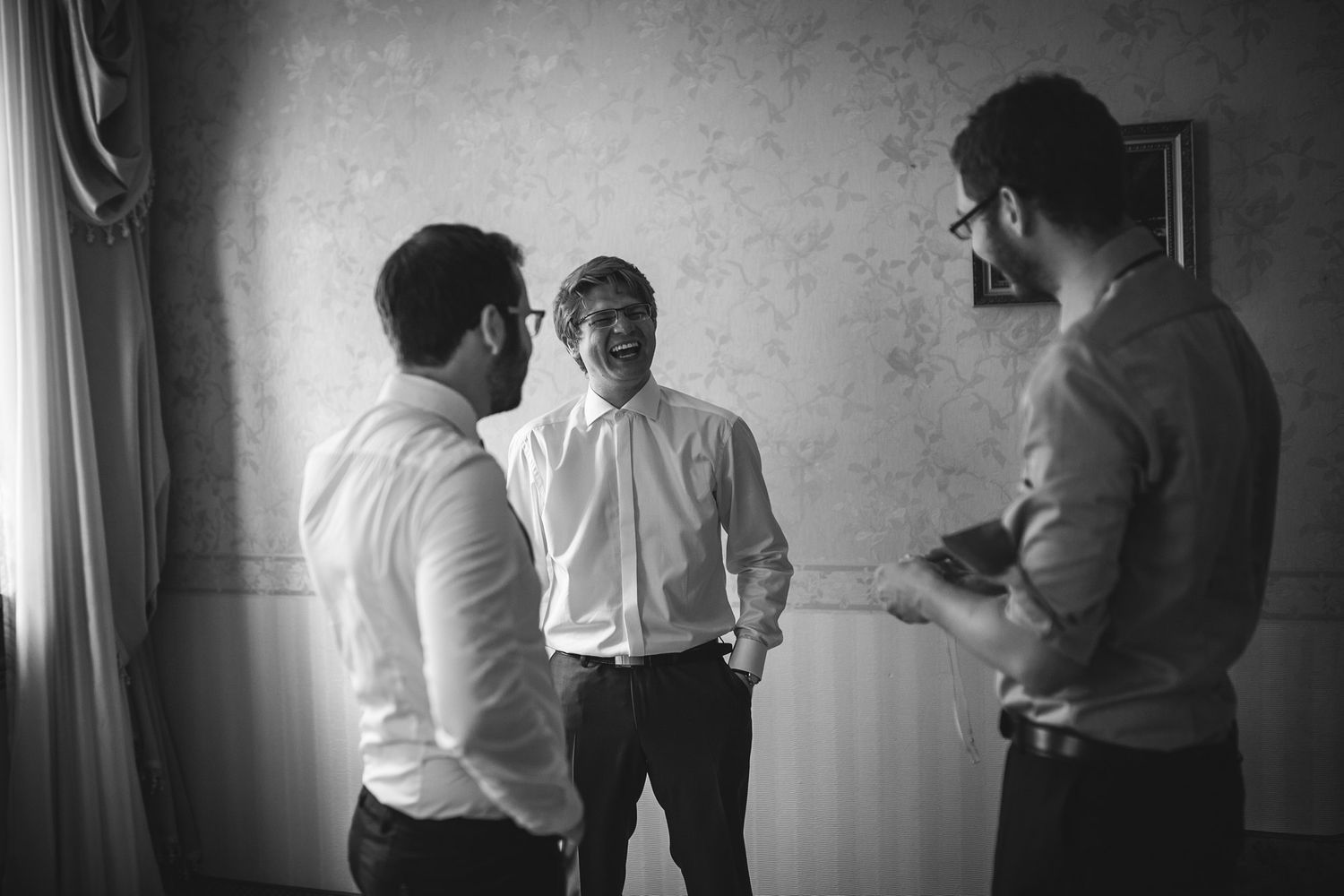 Brautpaar natürliches Licht – Hochzeitsfotograf Konstanz Vasyl Bauer