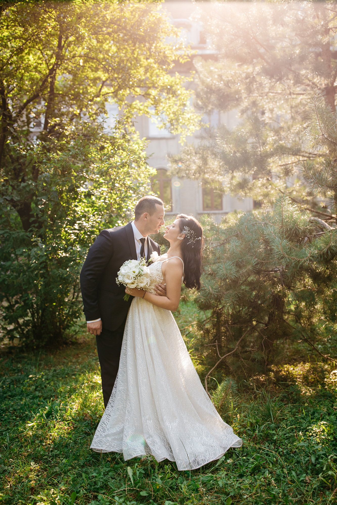 Brautpaar beim Hochzeitsessen – natürliche Hochzeitsfotografie | Vasyl Bauer