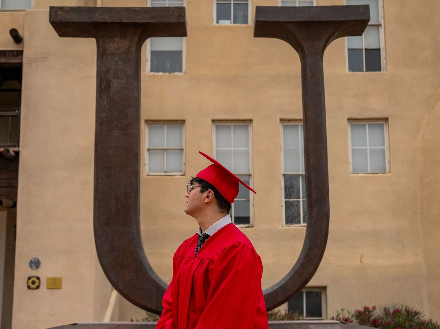 a unm gradutate beind the big U
