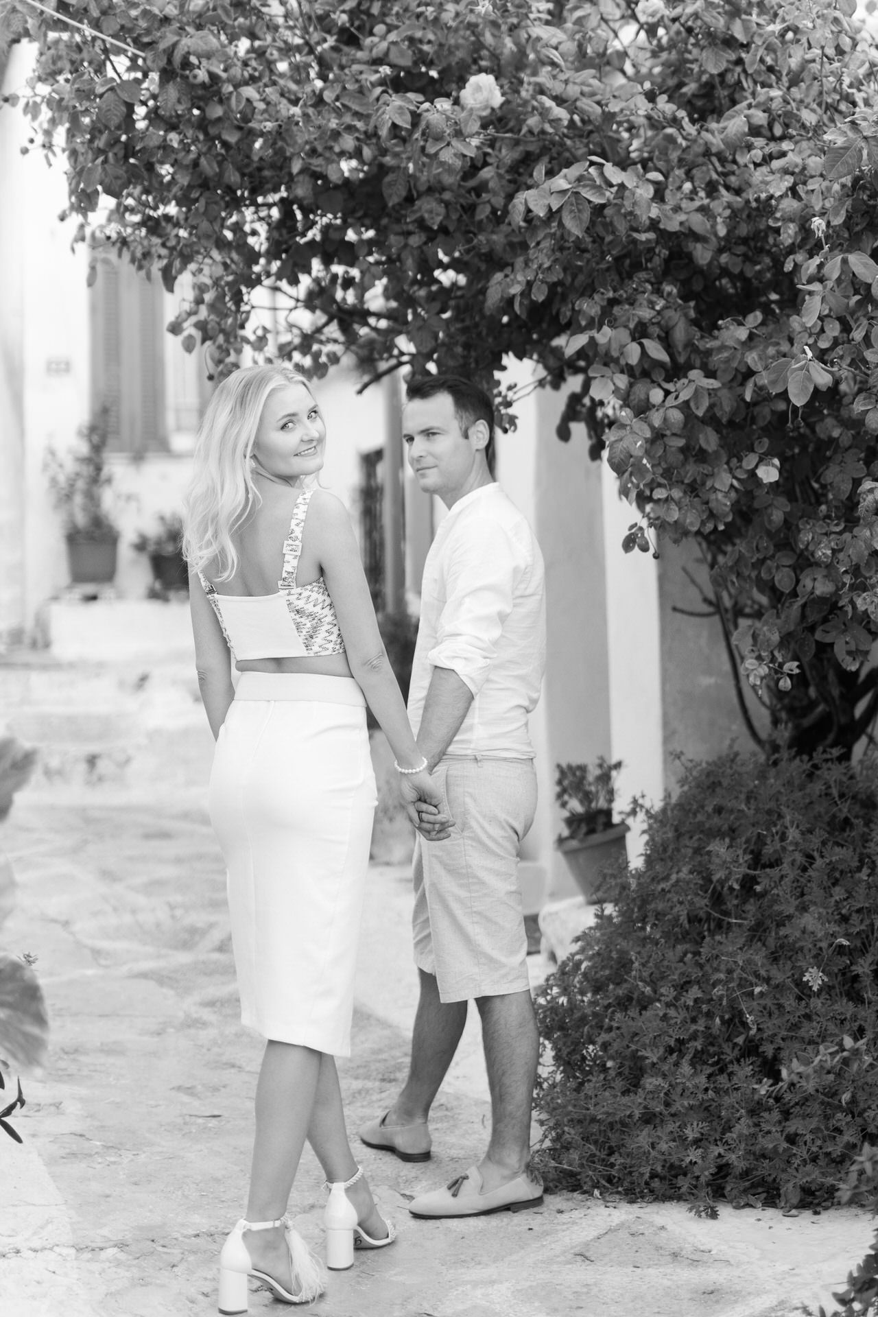 English speaking photographer in Athens for couples, private session planning and refined finish.