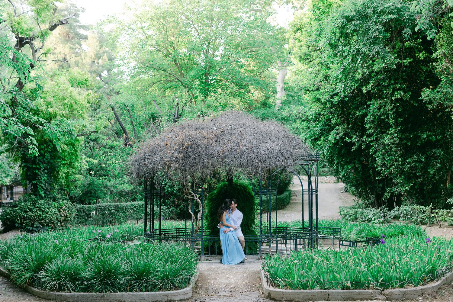 Relaxed travel couple photography in Athens with natural light and gentle direction