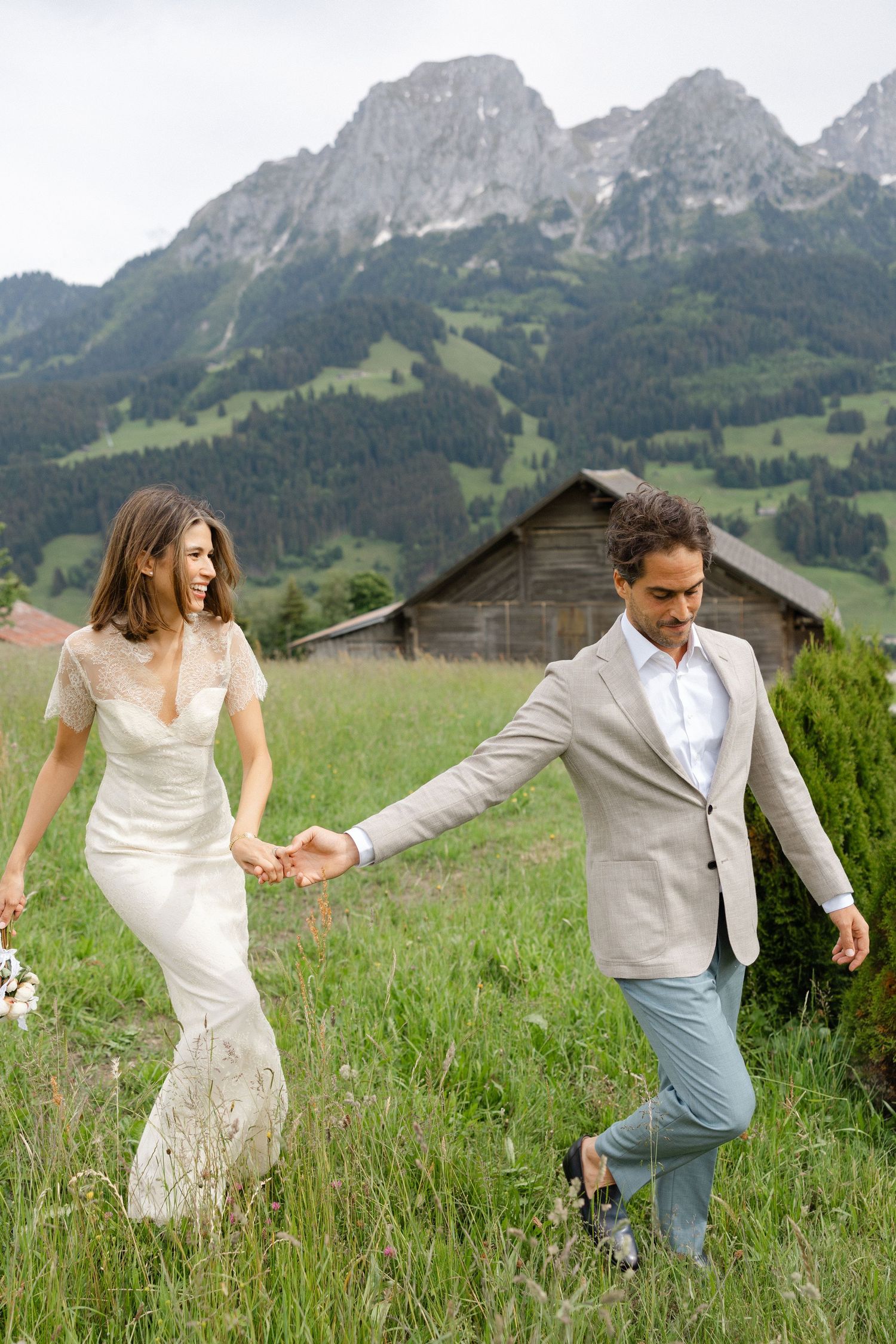Bagues de mariage photographiées dans un chalet à Rougemont