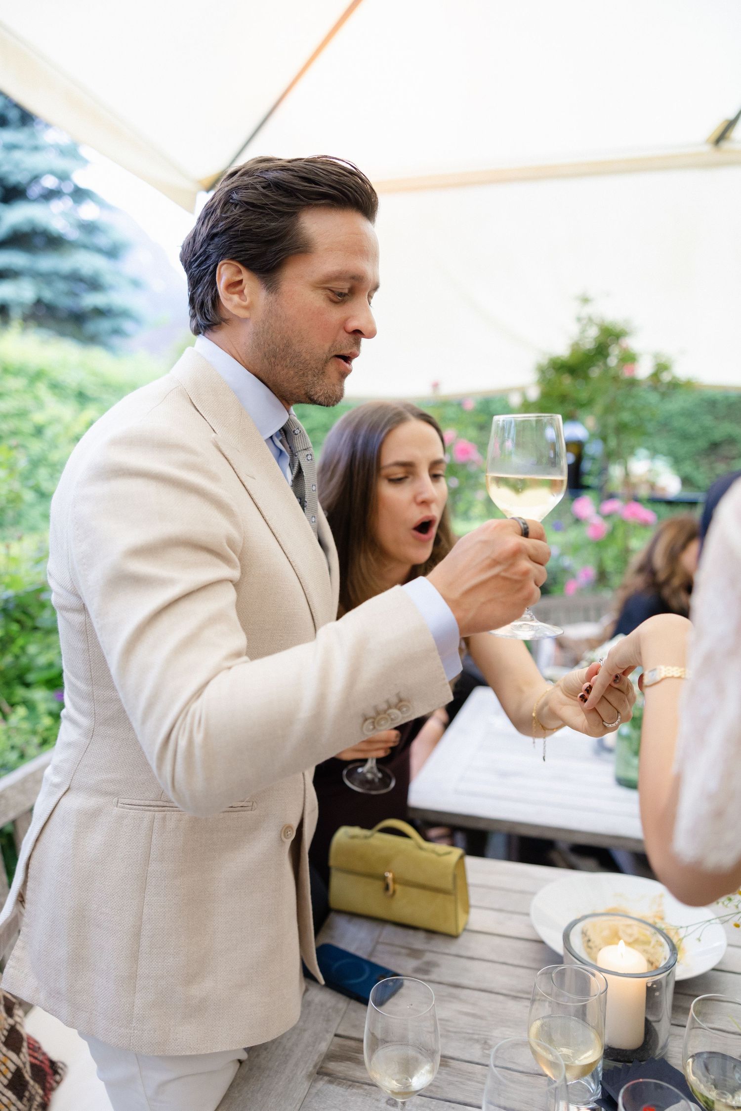 Célébration de mariage intime à Saanen entourée par les Alpes suisses