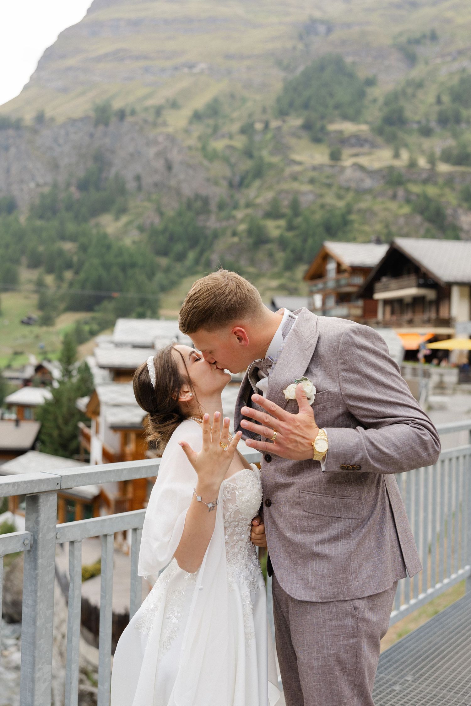 Hochzeitsfotograf Zermatt – Ganztägige Hochzeitsreportagen in den Alpen mit echten Momenten, Emotionen & atemberaubender Bergkulisse.