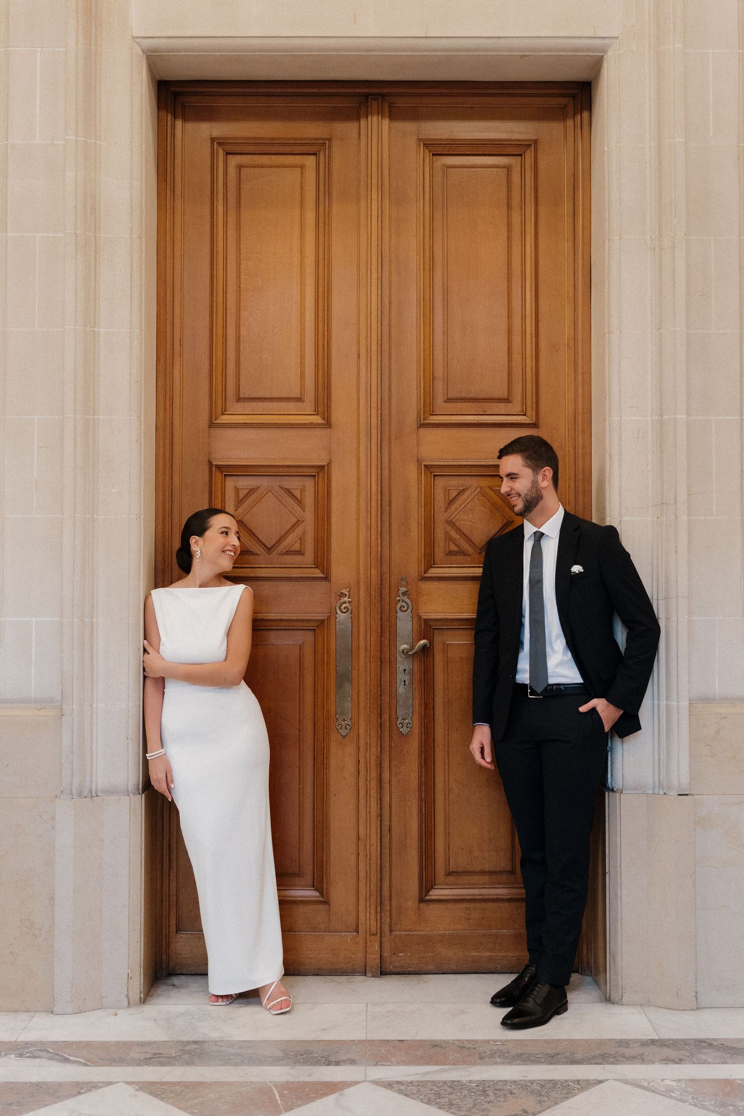 Elegant bridal portrait featuring a bride in a strapless gown with a flowing veil, soft curls, and radiant makeup. A dreamy outdoor wedding