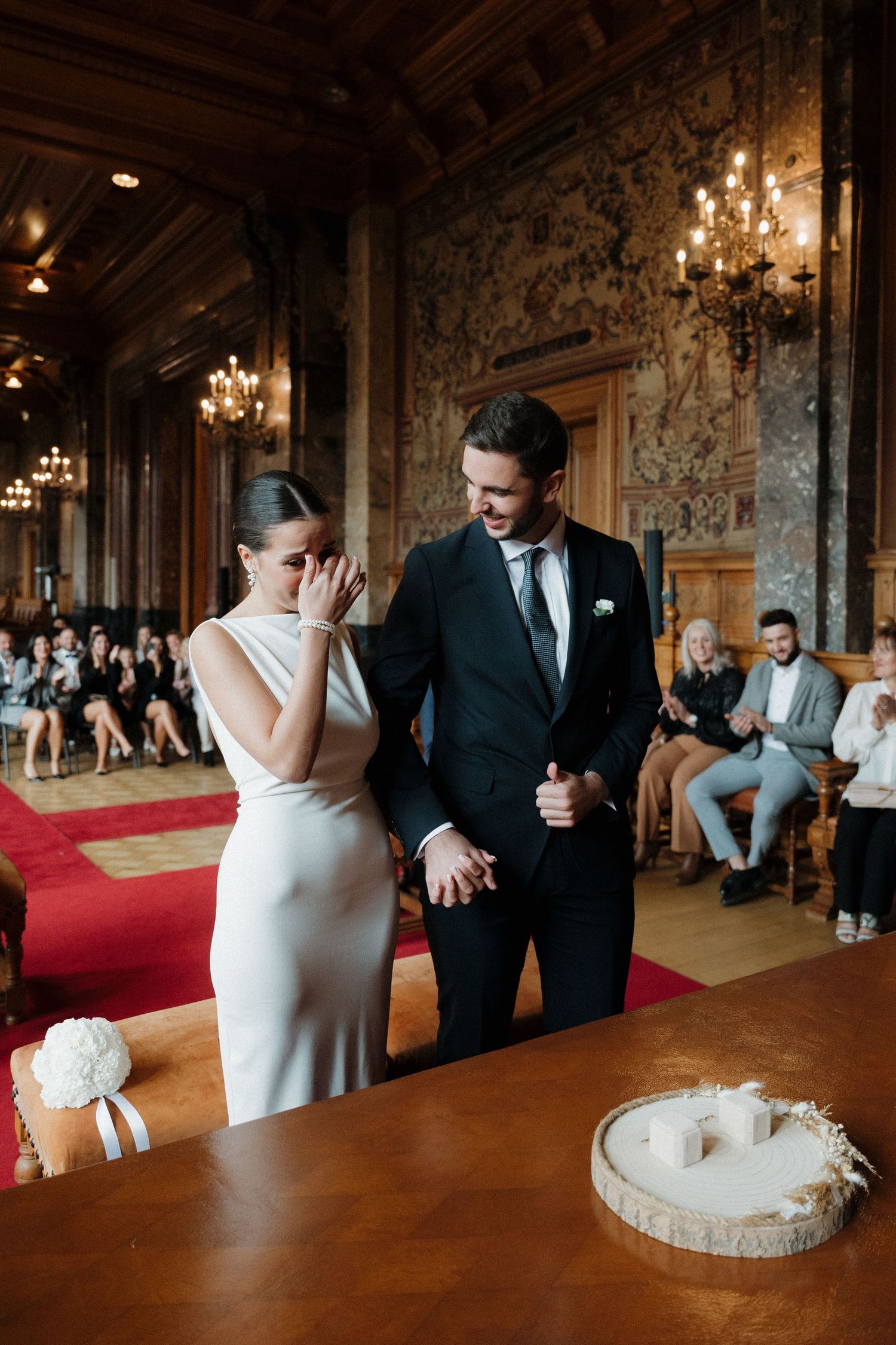 Hochzeits- & Elopement Fotografie in der Schweiz– Ganztägige Begleitung, die spontane Momente mit eleganten, editorialen Porträts verbindet.