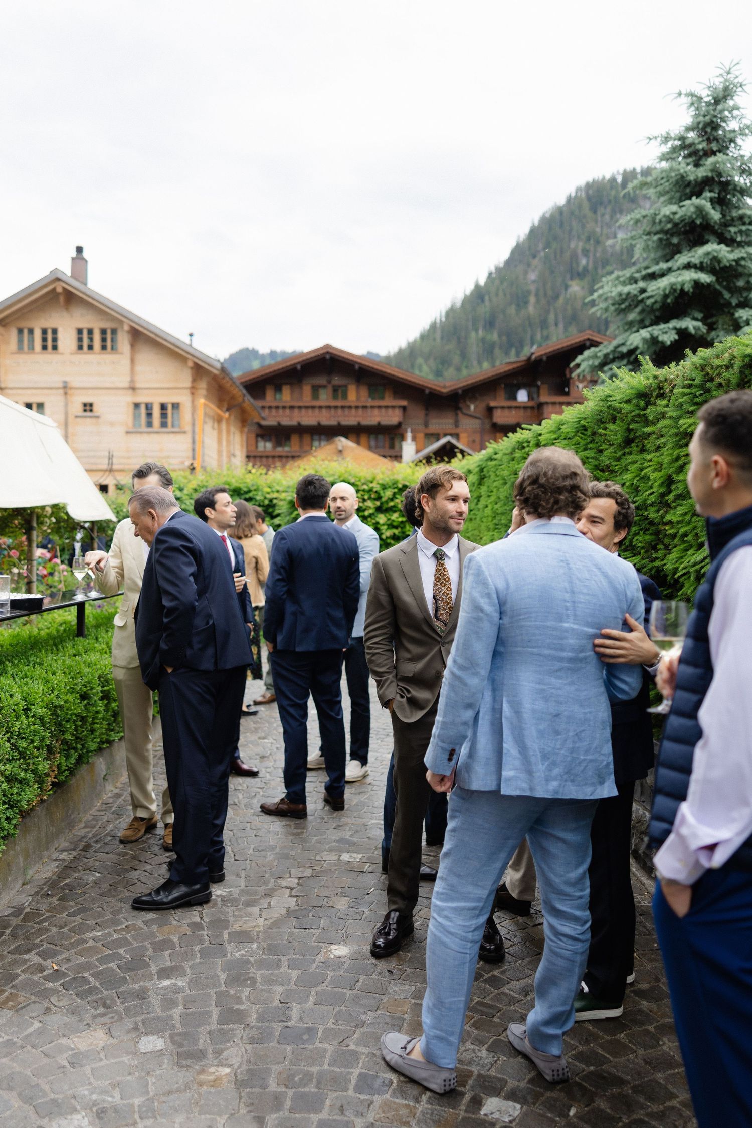 Célébration de mariage intime à Saanen entourée par les Alpes suisses