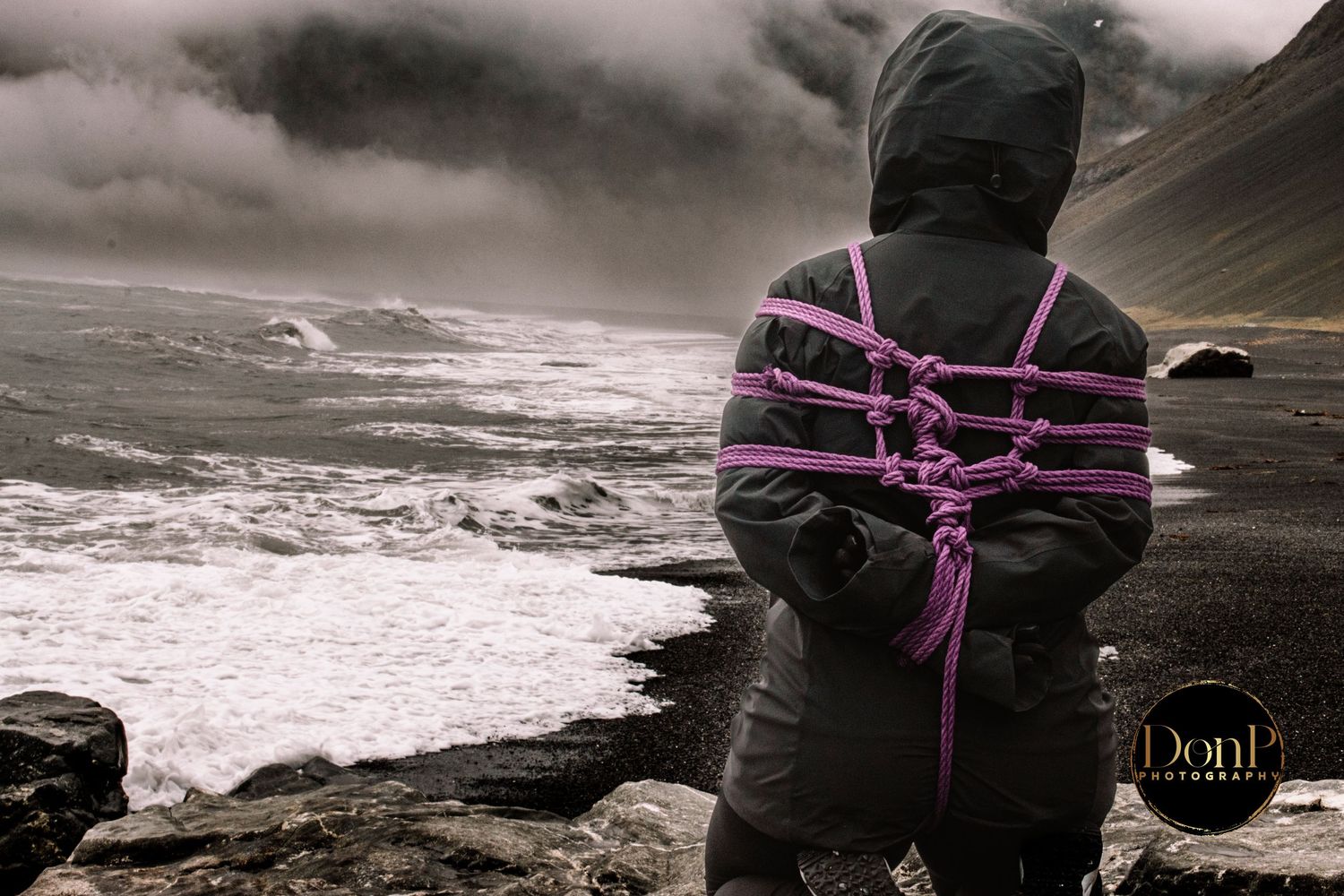 Atmospheric outdoor portrait featuring rope and landscape, blending nature, emotion, and artistic storytelling. boudoir