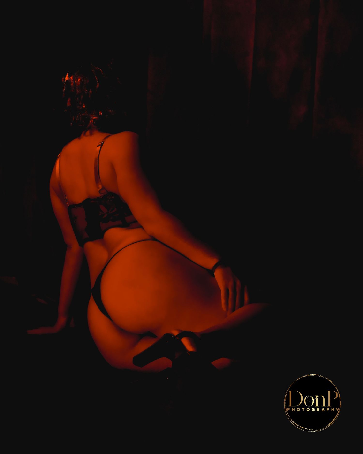 Body-positive boudoir portrait exploring confidence, curves, and vulnerability through cinematic low-light photography. boudoir