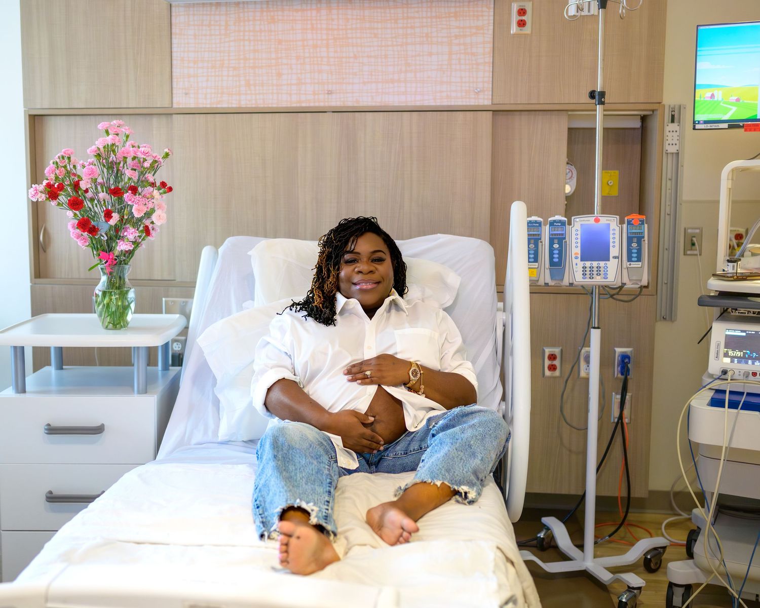 Ellen lays on her hospital bed during her maternity session while on bed rest at MUSC
