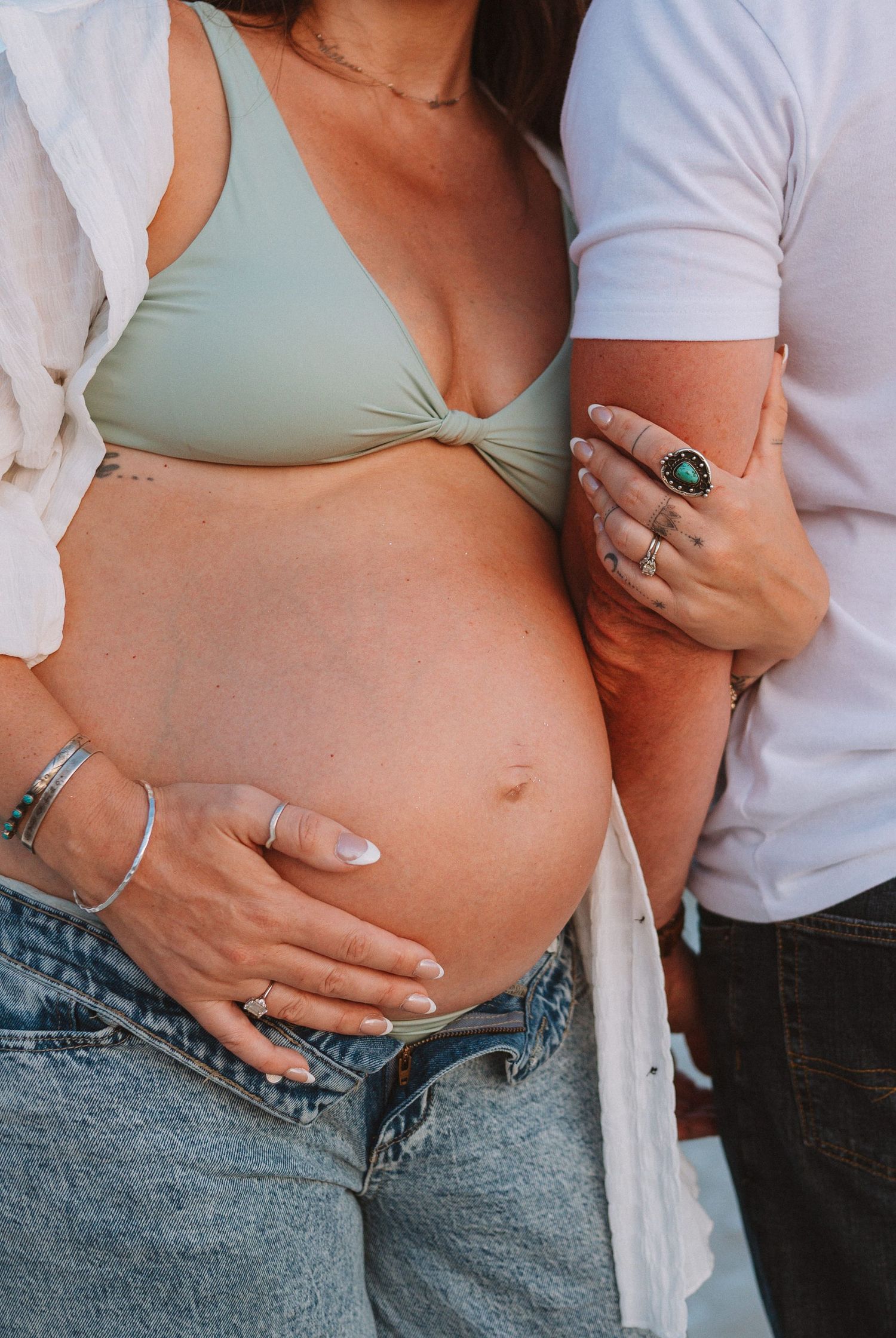 Florida Keys maternity photographer documenting tropical beach maternity sessions with soft natural light