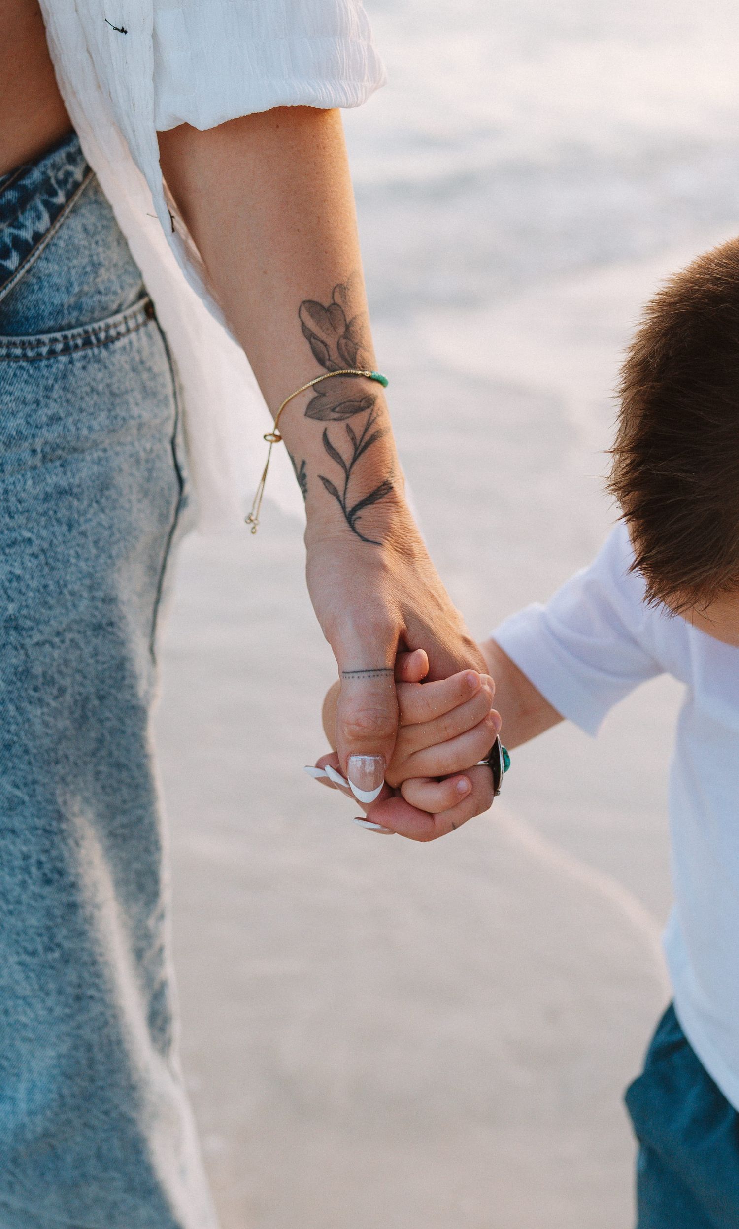 Florida Keys family photographer capturing sunset portraits with glowing skies and relaxed coastal vibes