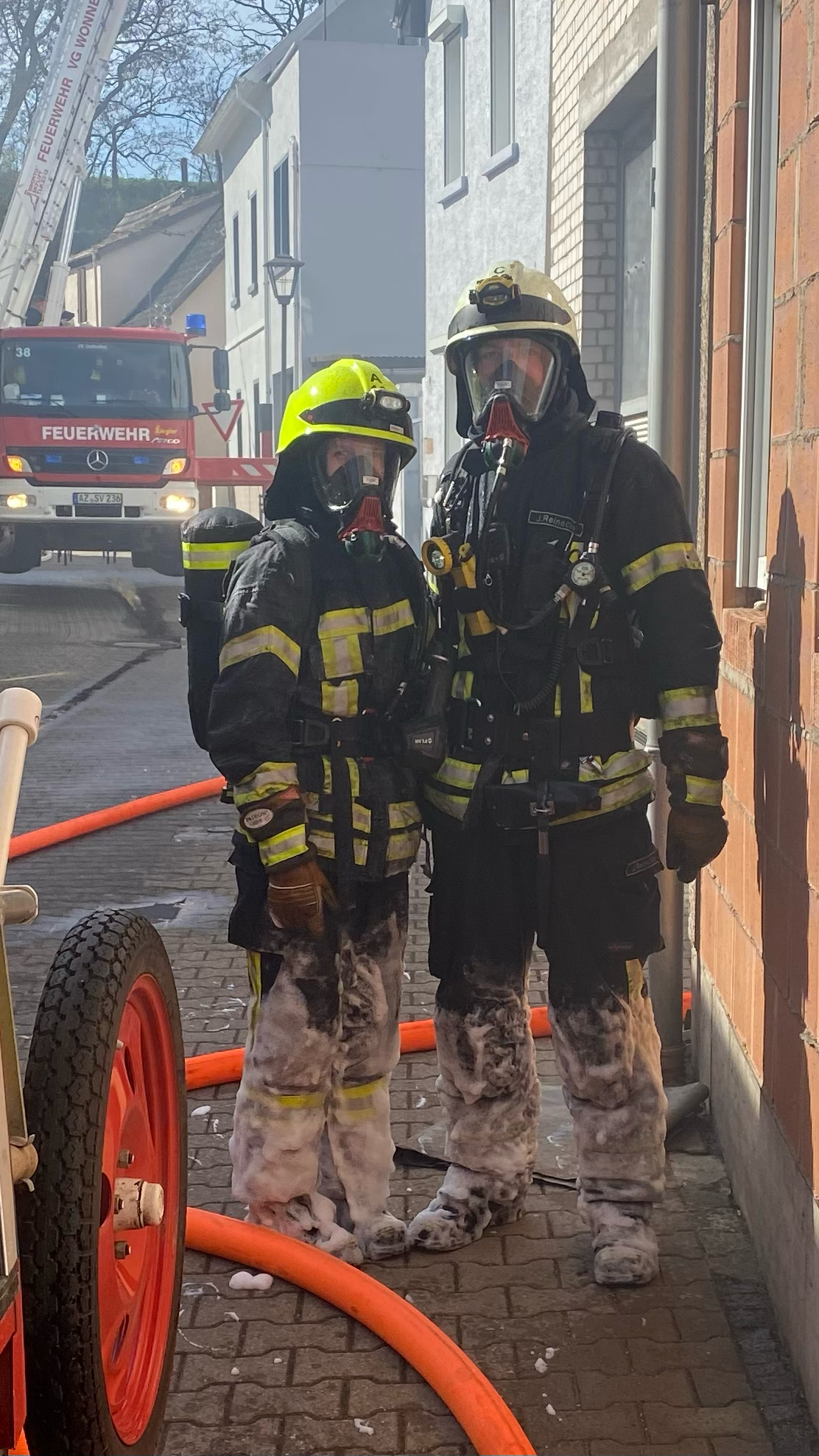 Feuerwehrleute nach einem Brand