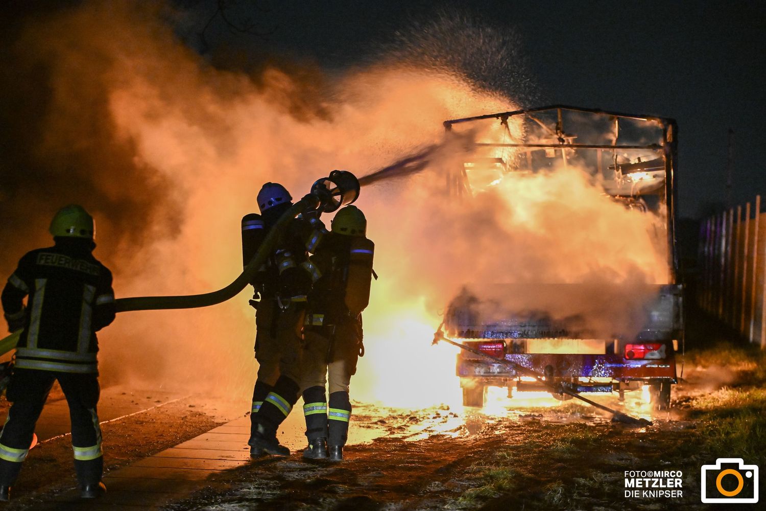 Feuerwehr bei Brandbekämpfung