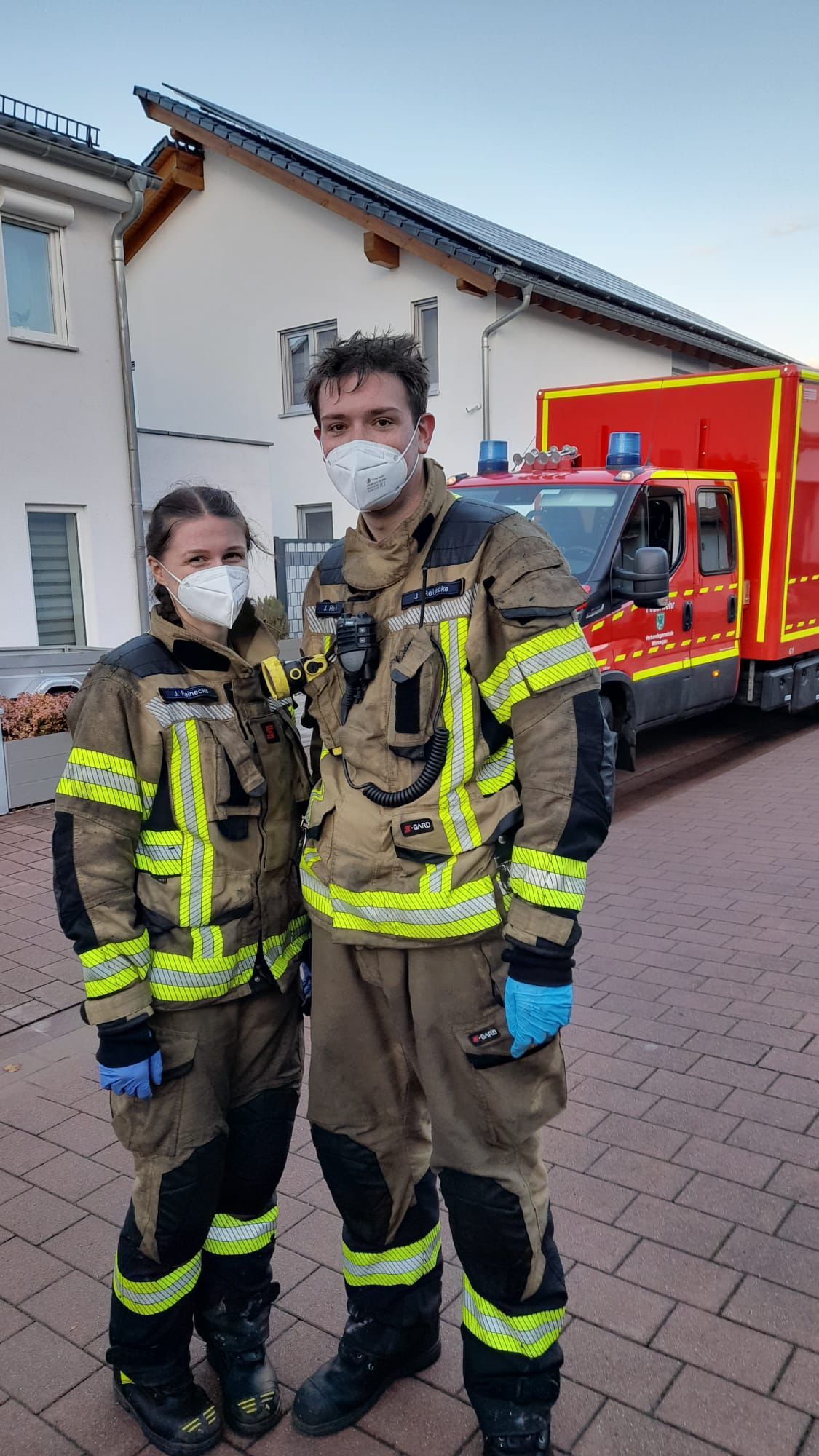 Feuerwehrleute nach einem Feuer