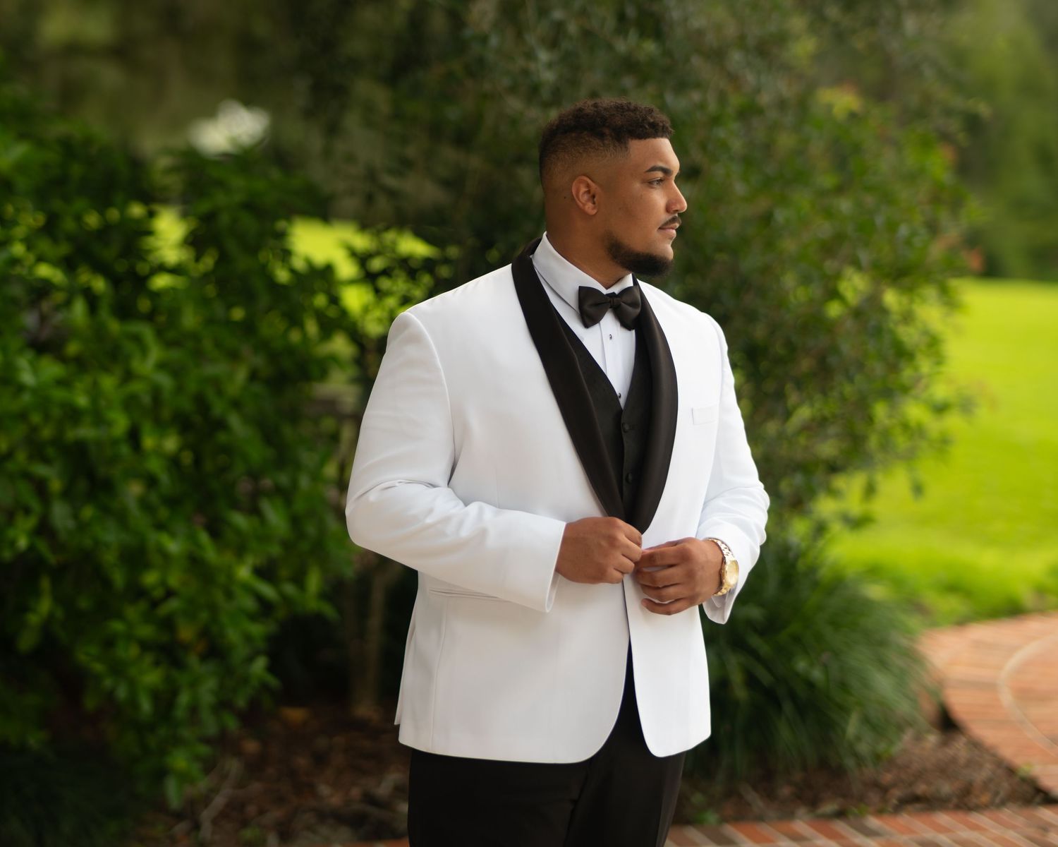 Wedding couple photographed in natural light
Bride and groom embracing during wedding day
Candid moment from a Florida wedding