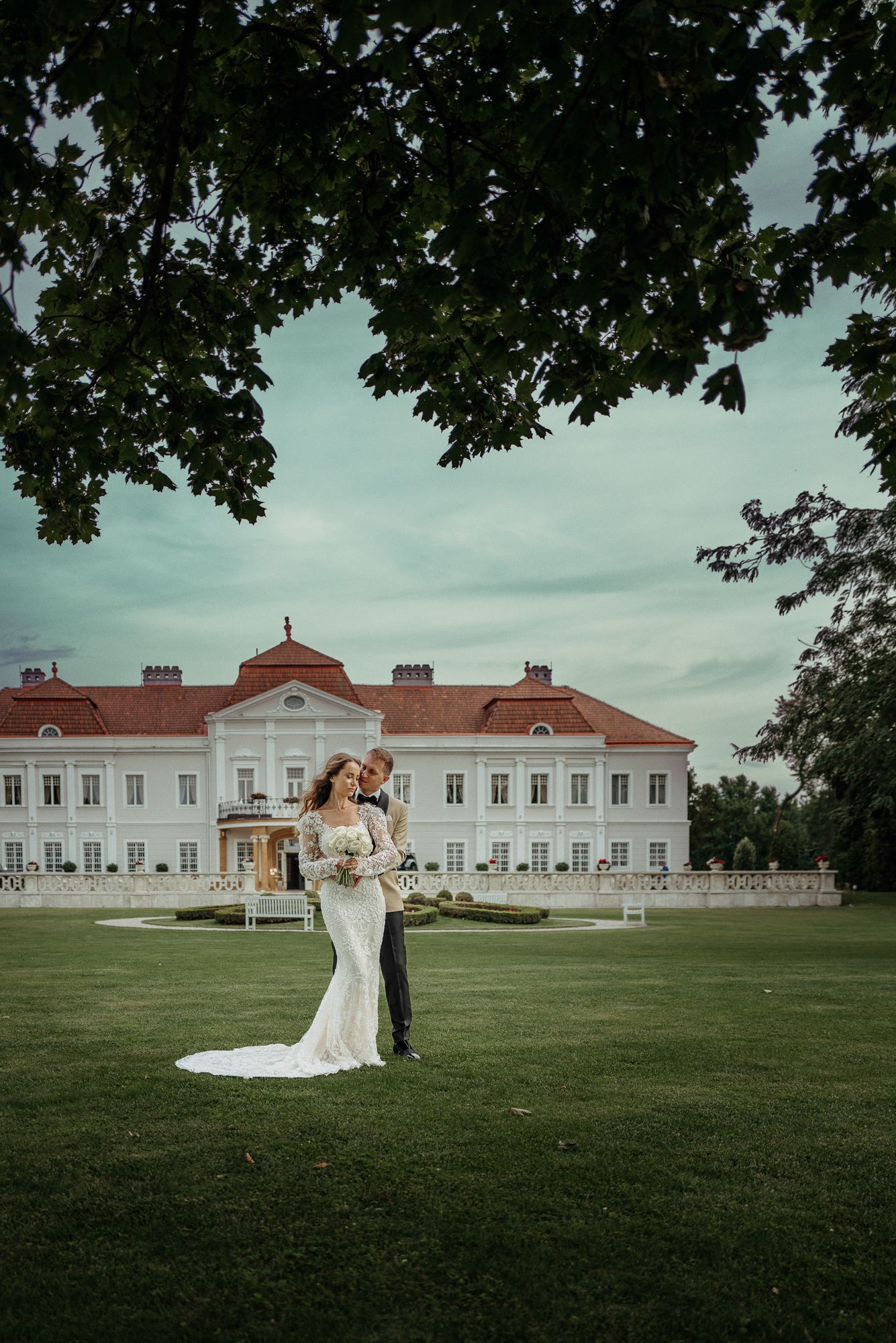 Detailný moment pod závojom – nežný dotyk čiel v romantickom svetle