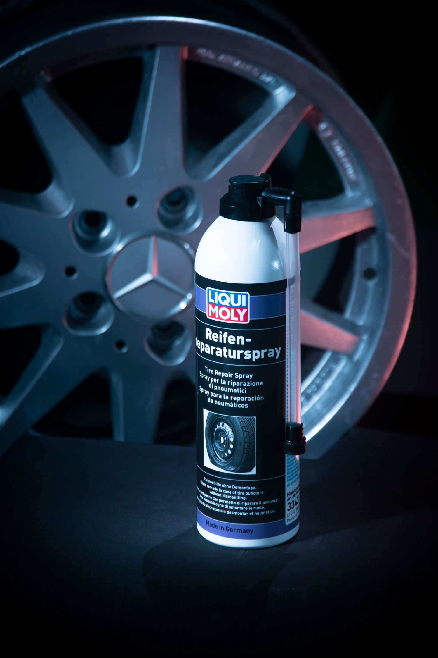 Liqui Moly Reifen-Reparaturspray tire repair spray can displayed in front of a silver alloy wheel.