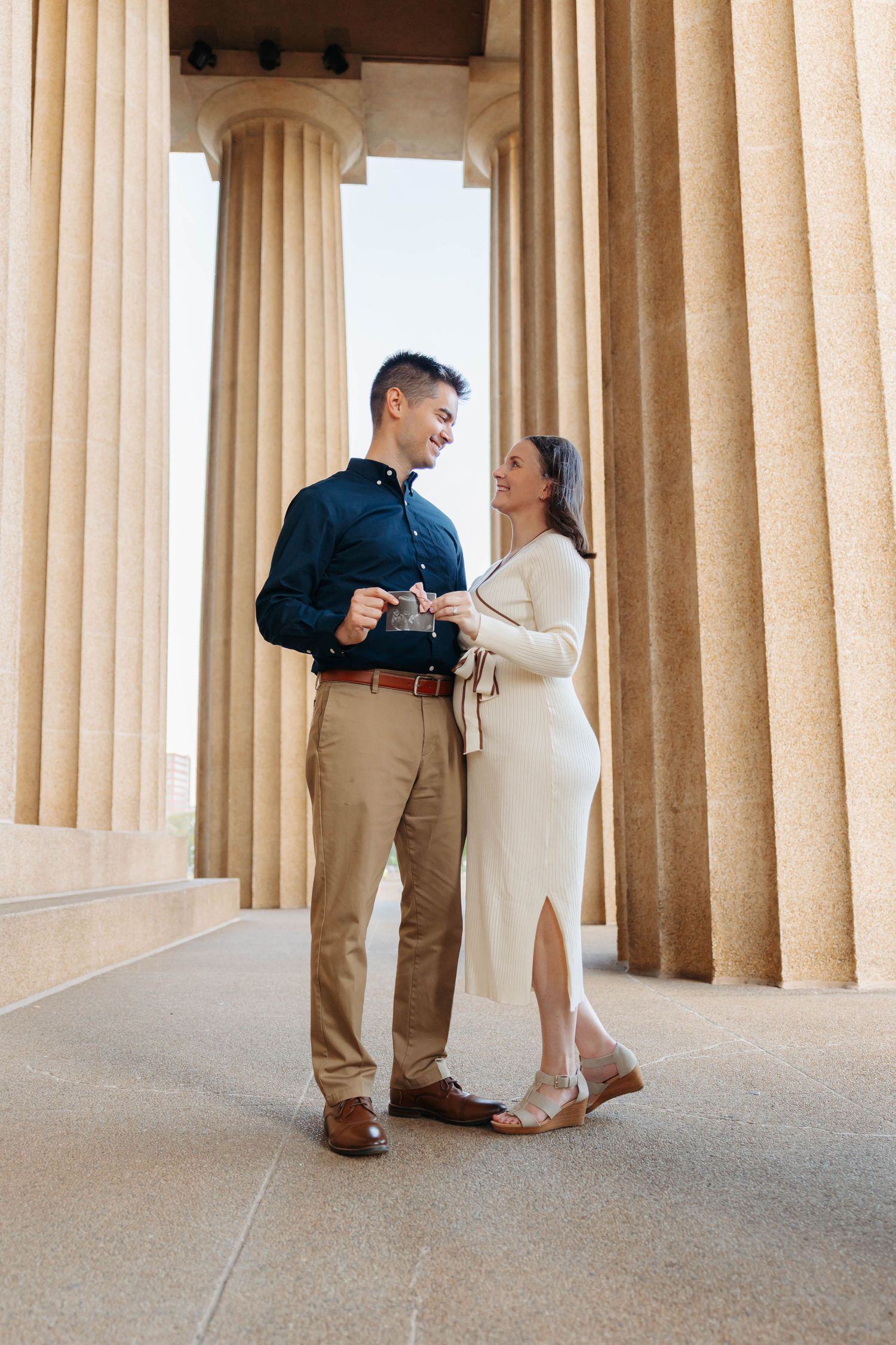 Nashville, Tennessee wedding photographer. Maturnity photos at centennial park, nashville tennessee