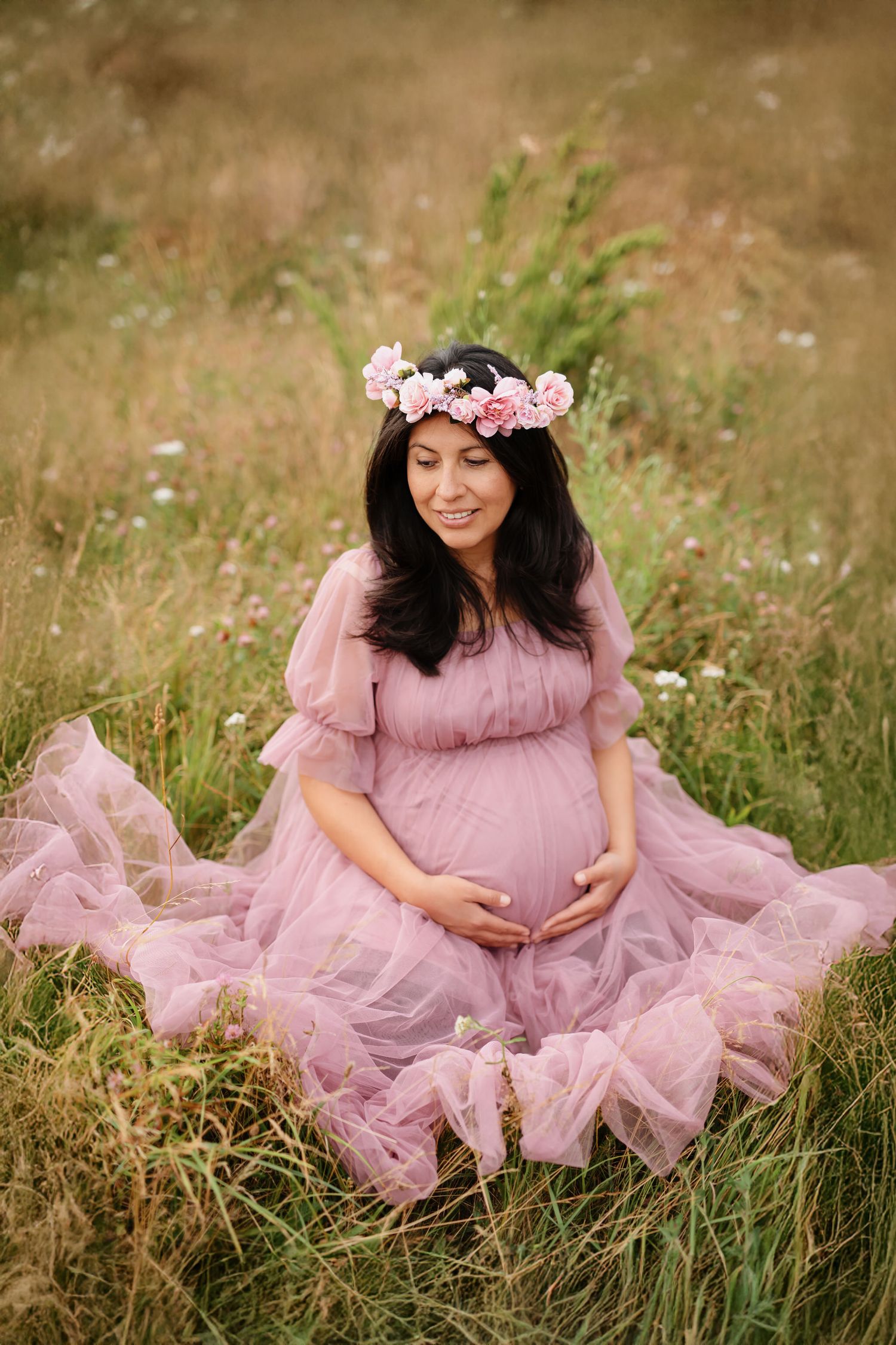 Maternity photoshoot in Gothenburg. Pregnant mommy in a beautiful pink gown