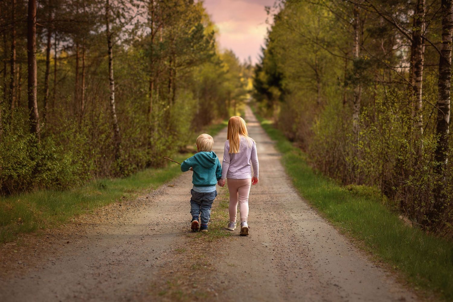 Syskon går tillsammans och håller i hand.
