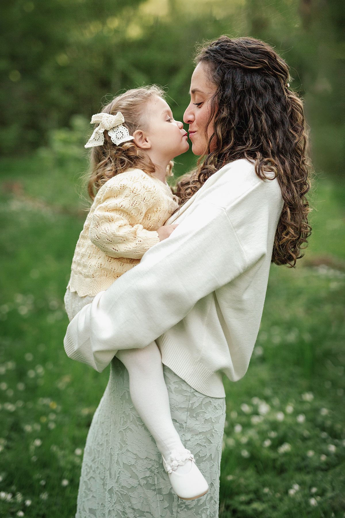 Mommy and me. Mamma och dotter puss.