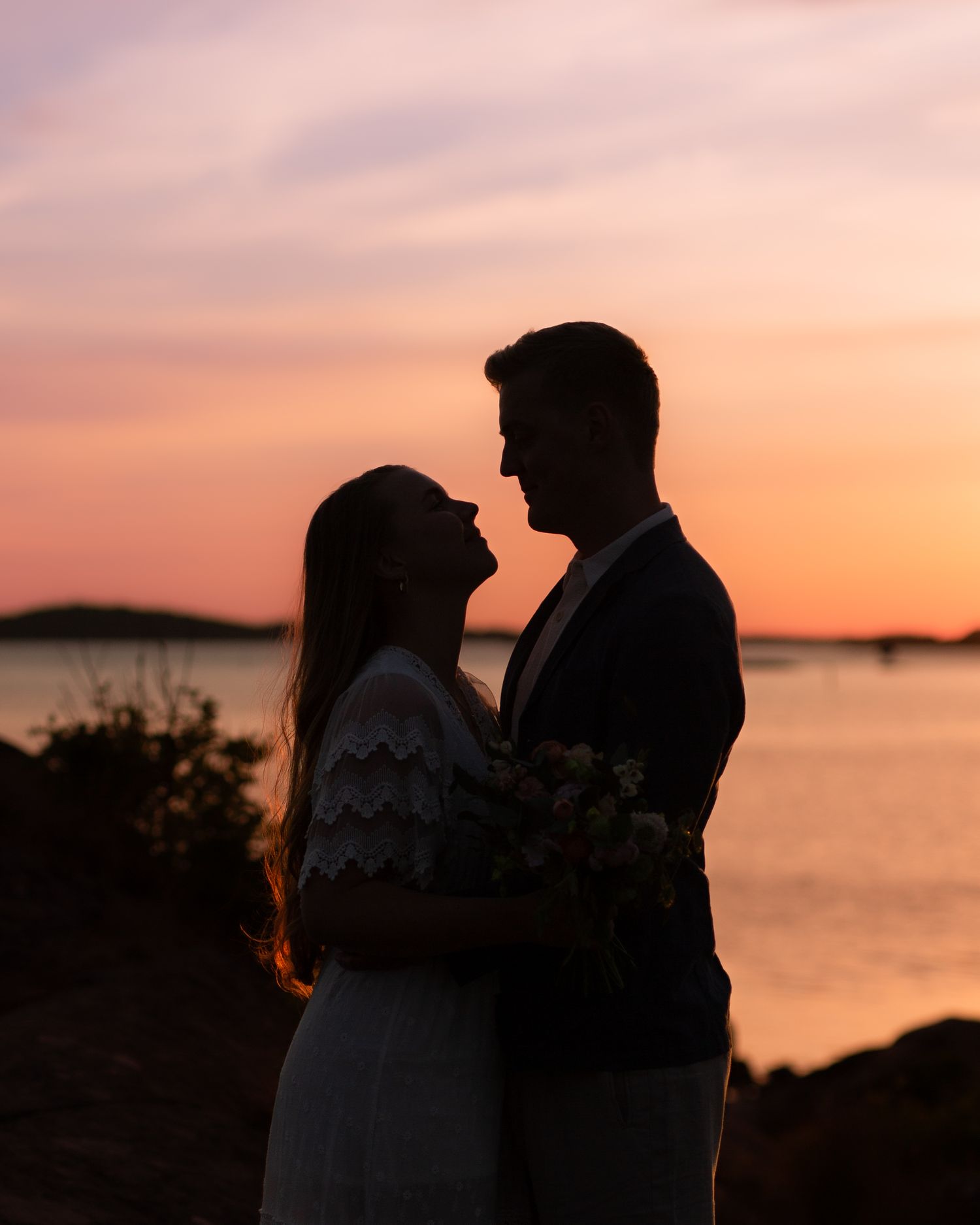 Skuggor av bröllopspar vid solnedgång. Romantiskt vackert