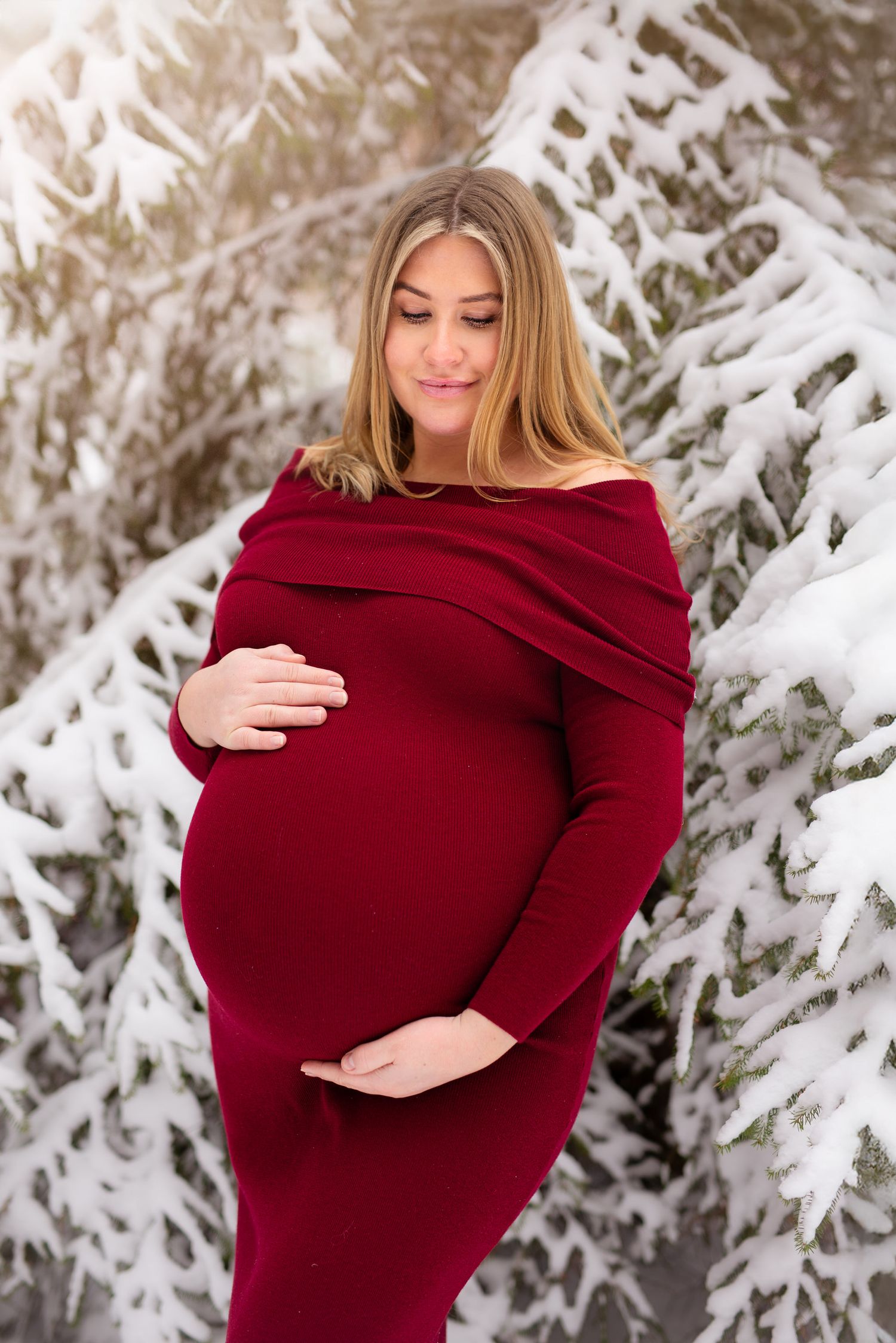 Gravid mamma i vacker vinröd klänning. Maternity photoshoot in Gothenburg