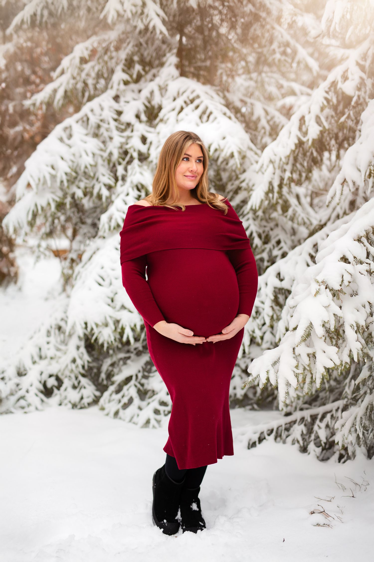 Gravid mamma i vacker vinröd klänning. Maternity photoshoot in Gothenburg