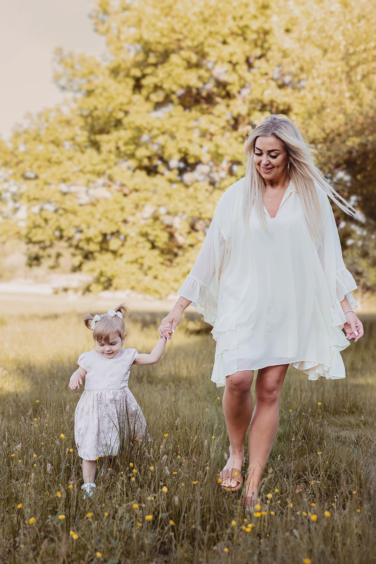 Mamma och dotter fotografering i natur