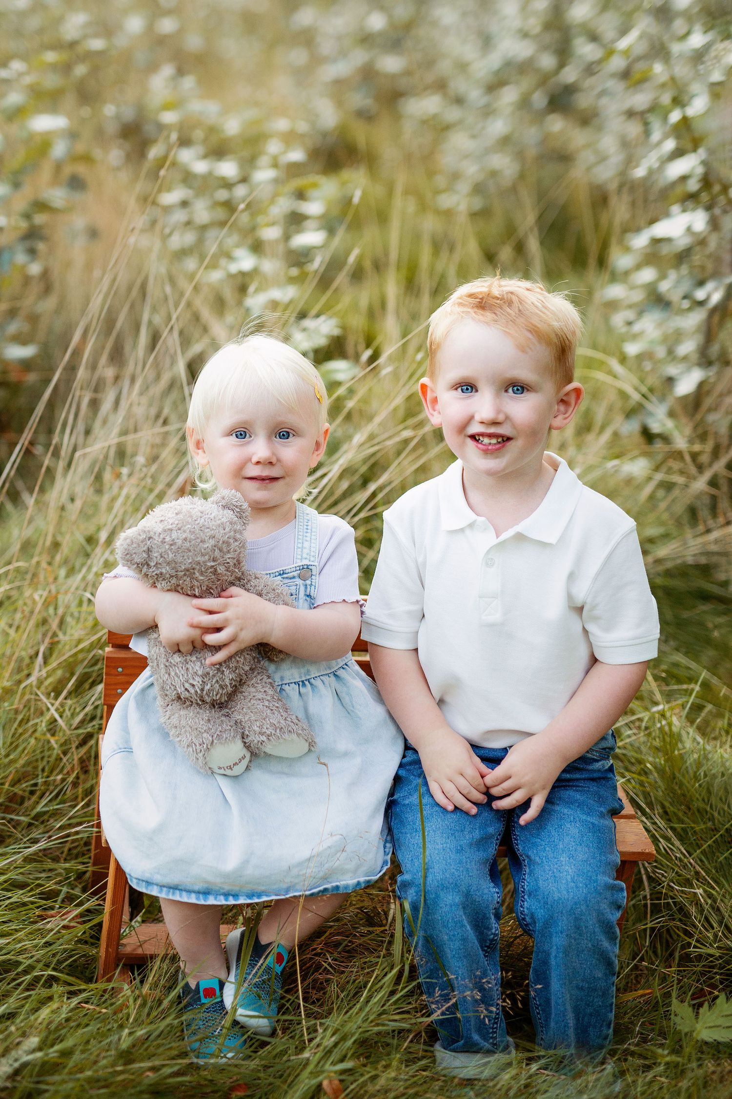 Children photosession in Gothenburg. Family photographer, Gothenburg. Children sitting on a bench.