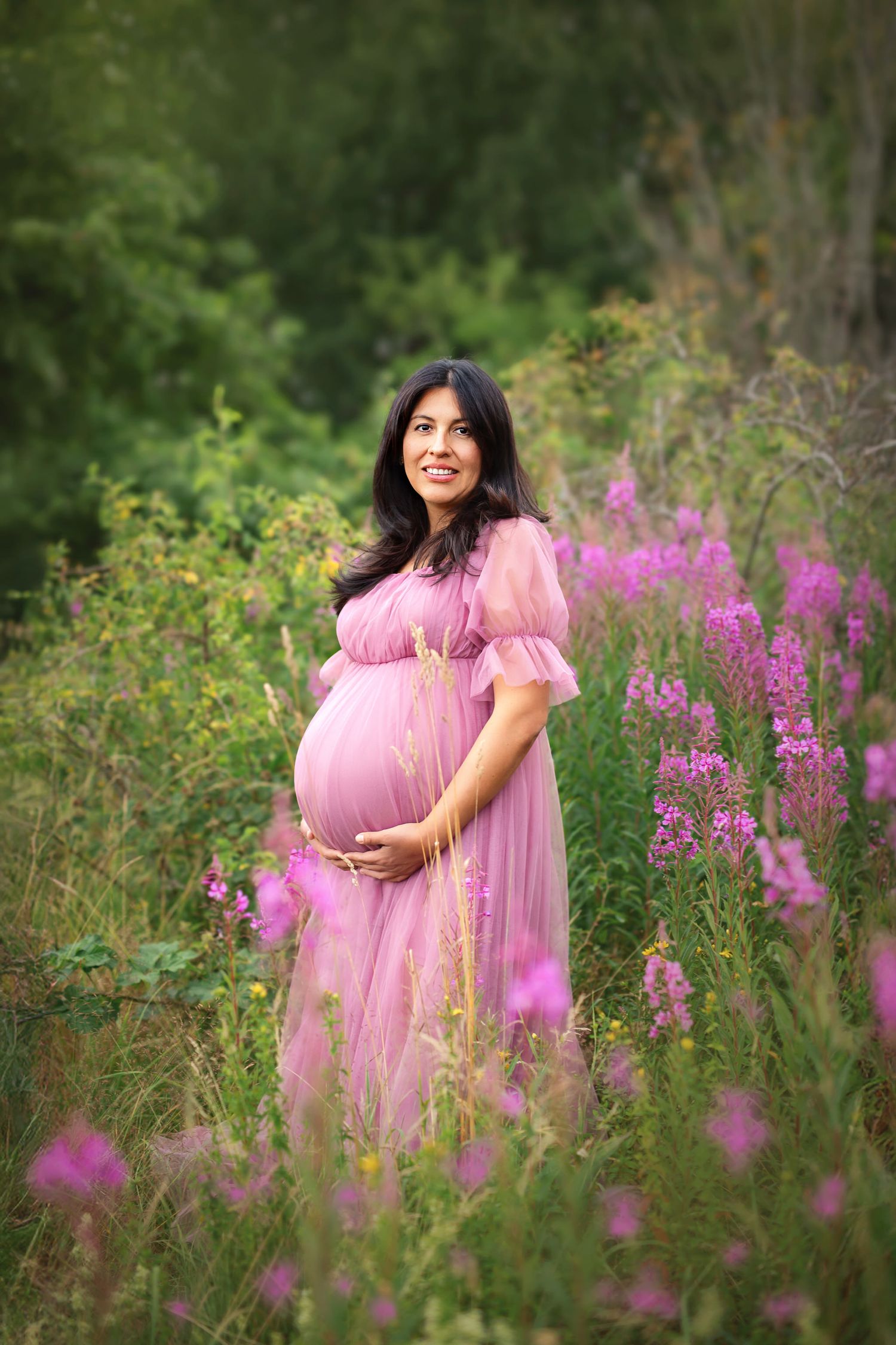 Maternity photoshoot in Gothenburg. Pregnant mommy in a beautiful pink gown