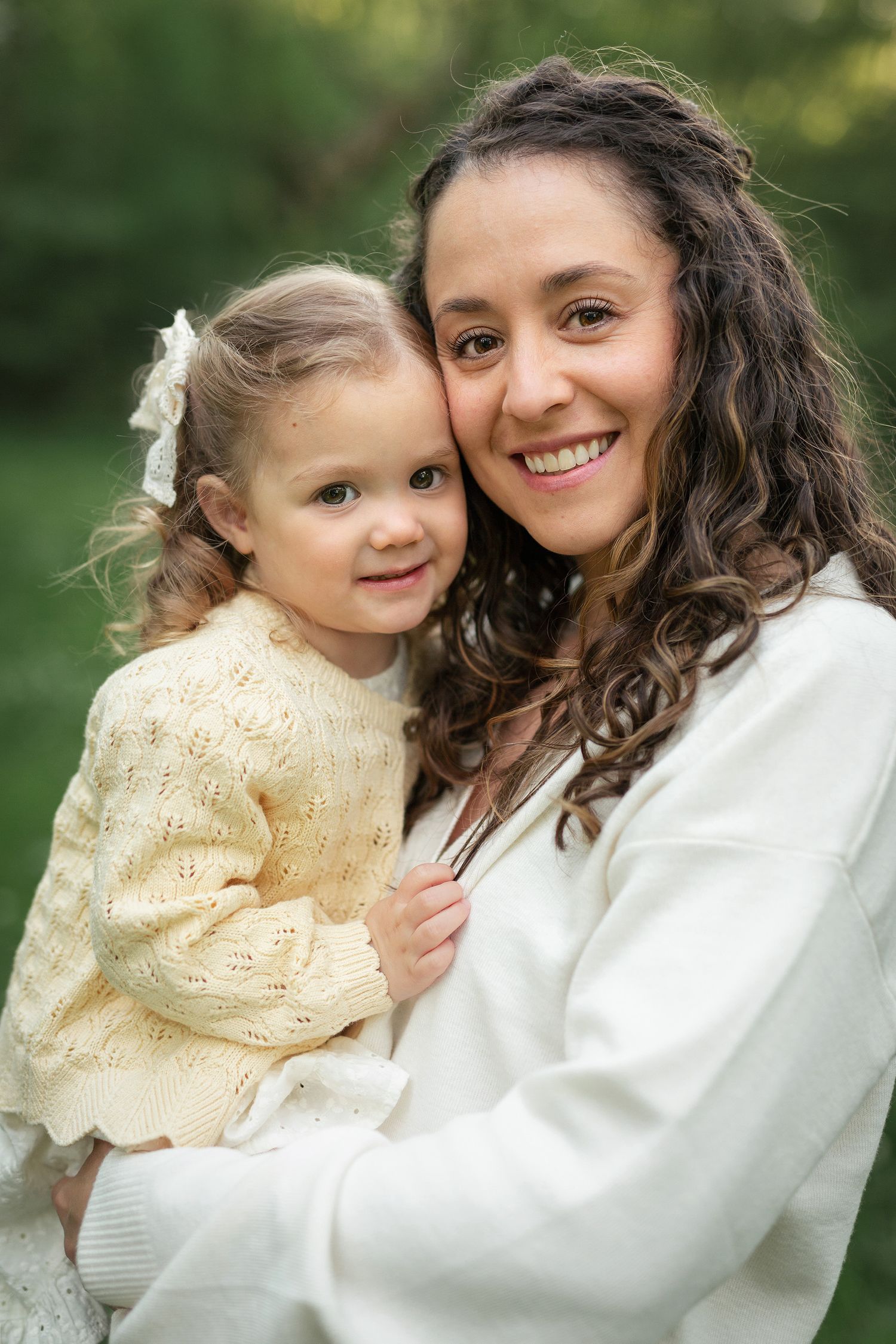 Mamma och dotter kramas. Mommy and me.
