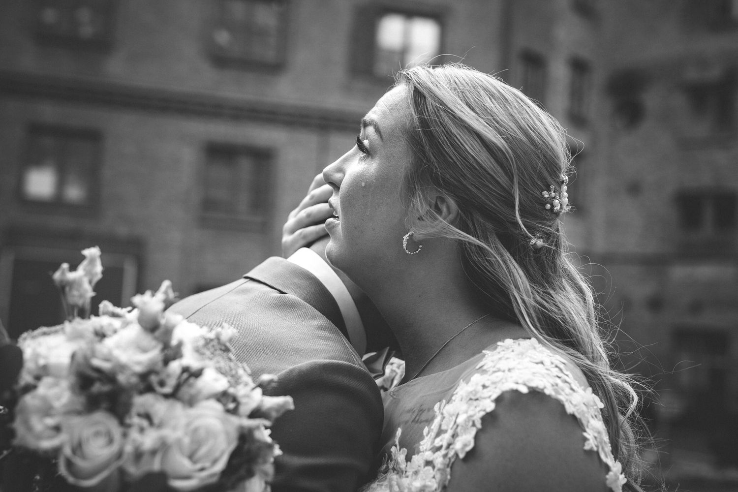 Brud vid first look. Gråter av glädje. Bröllopspar.