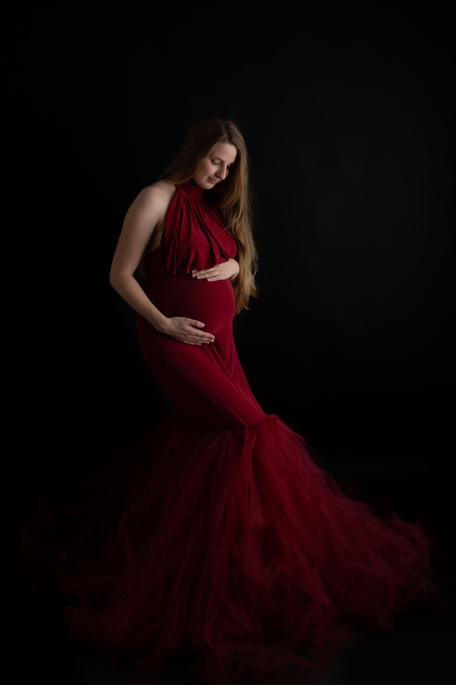 Gravidfotograf Moss: Kvinne poserer i en vakker gravidkjole i studioet i Våler.