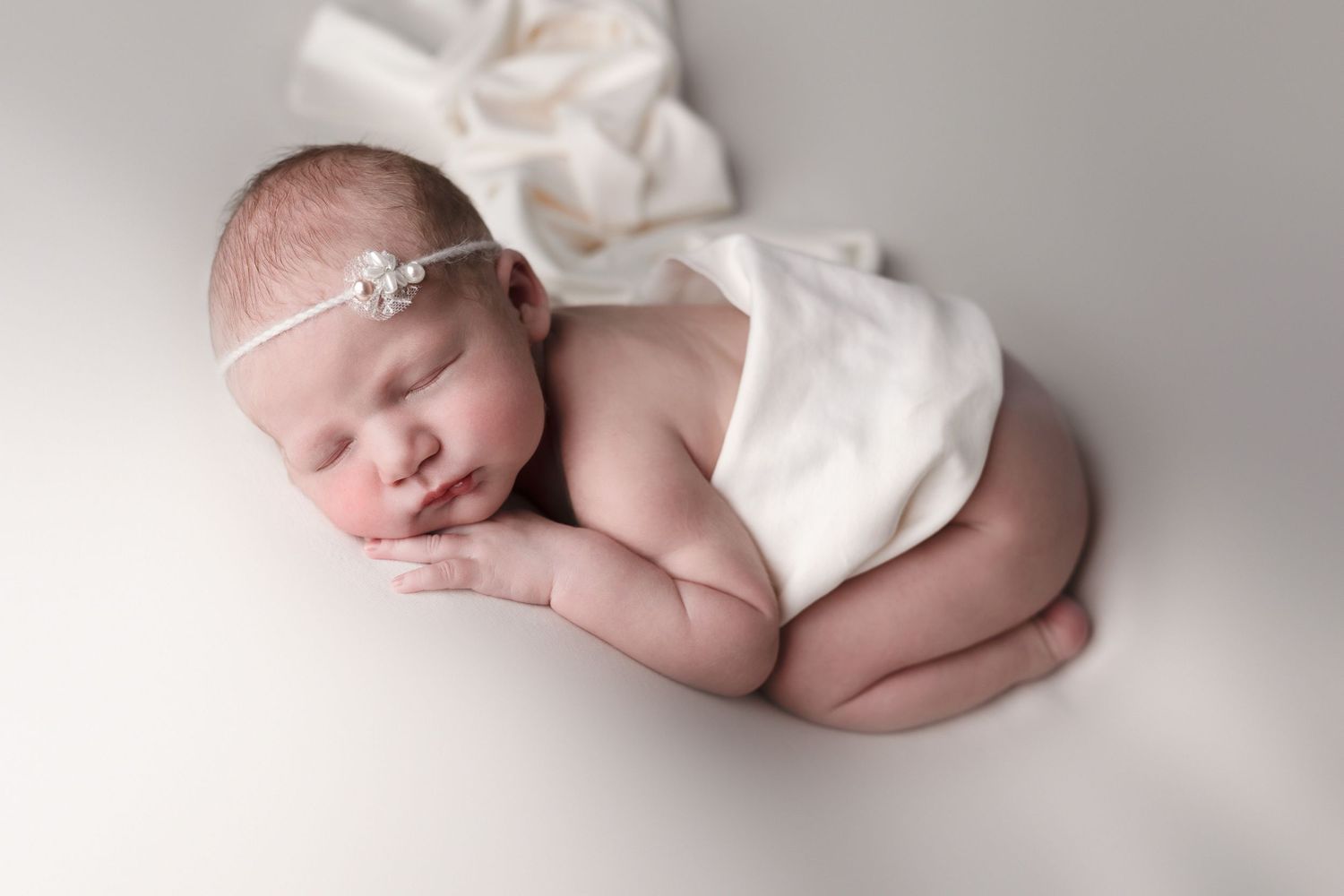 Nyfødtfotografering Moss: Sovebilde av en 10 dager gammel baby i studioet i Våler.