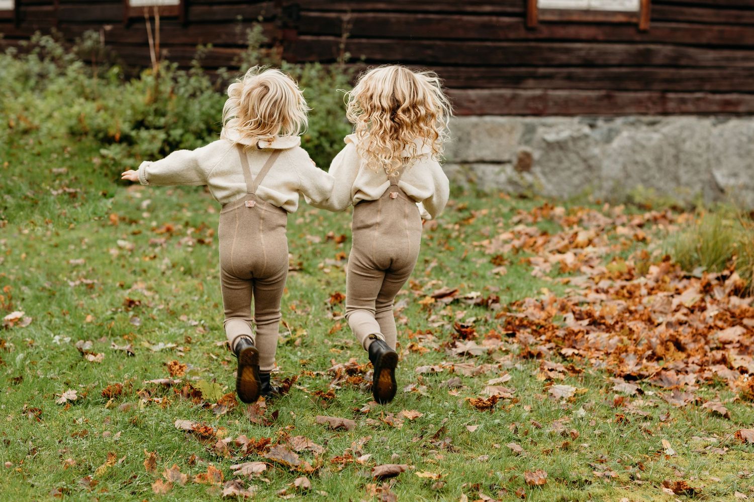 Tips til klesvalg fotografering: Familie i samstemte farger og teksturer som gir et tidløst og harmonisk uttrykk.