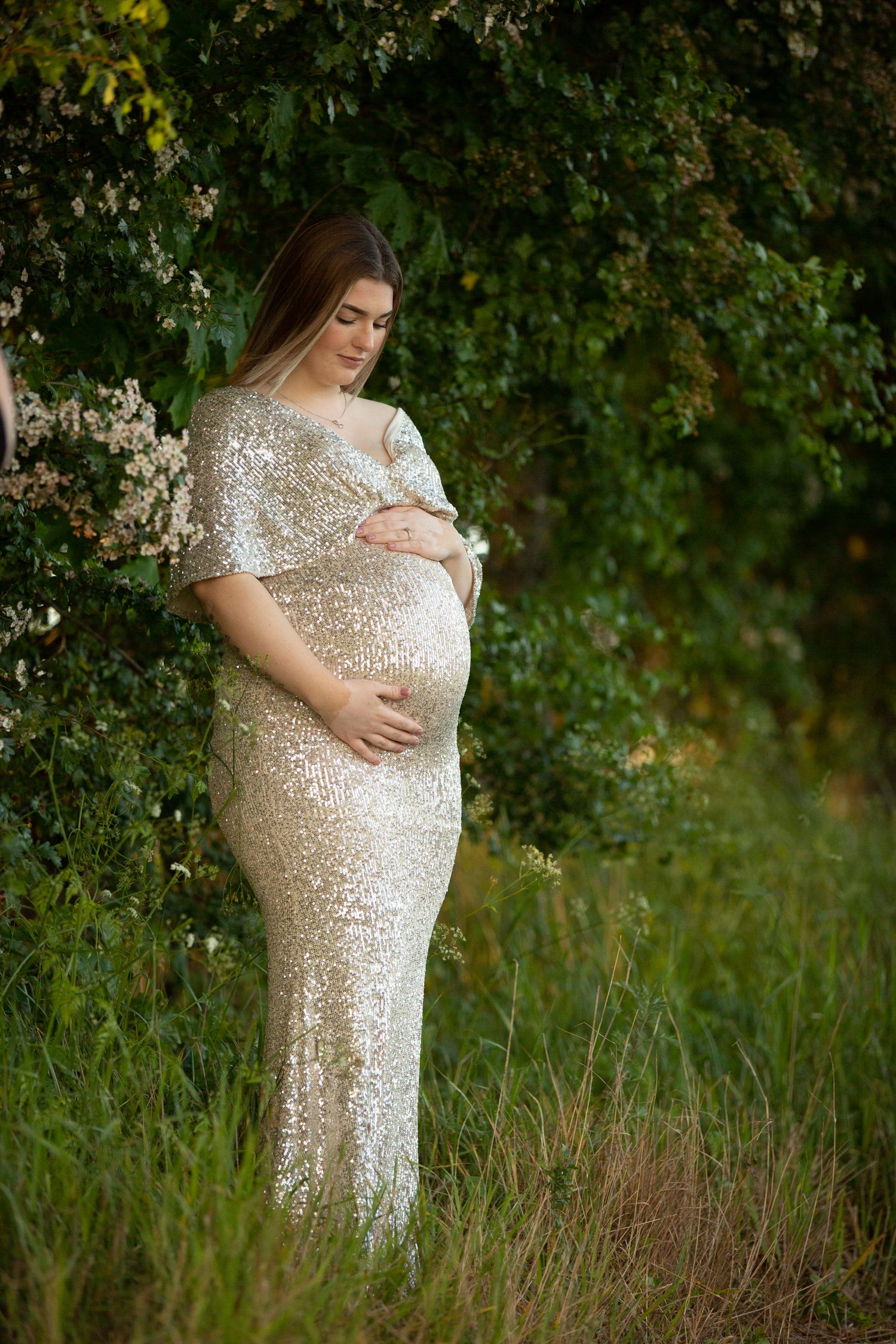 Stemningsfull gravidfotografering i Østfold: Detaljbilde av gravid mage tara kristine photography.