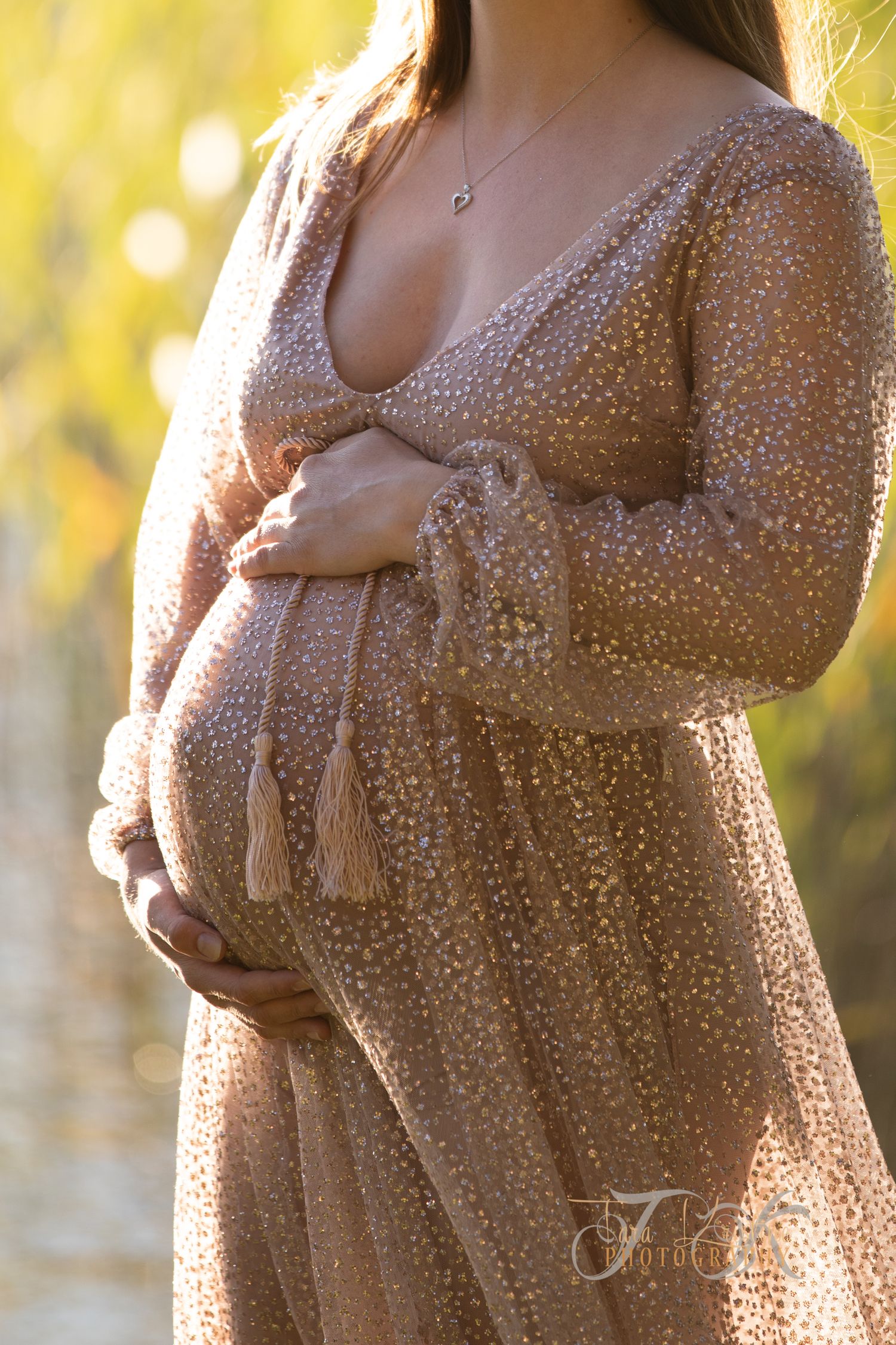 Gravid kvinne i Moss som planlegger nyfødtfotografering i studioet i Våler.