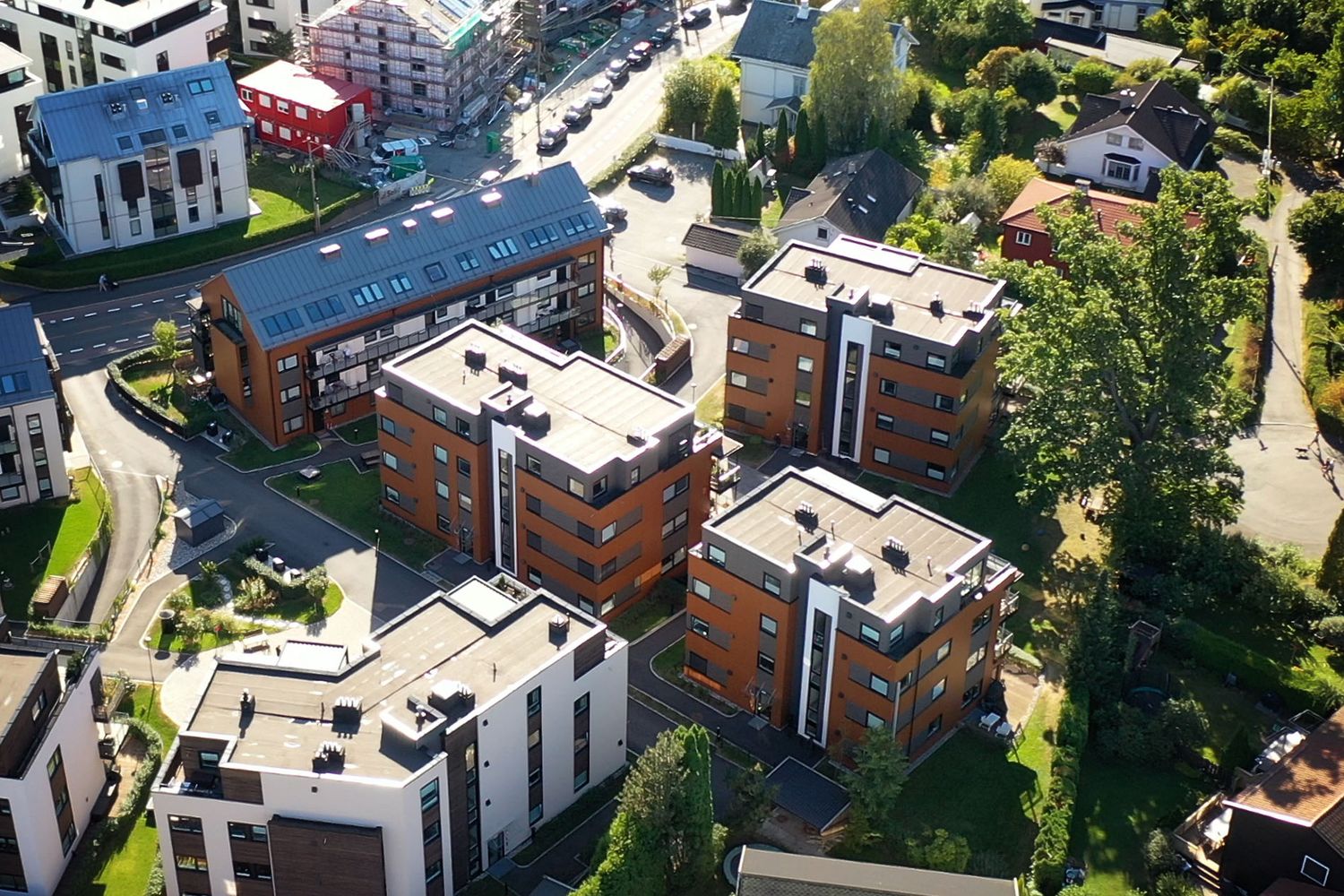 Dronebilde tatt for Nordic Fasade som viser moderne, brune leilighetsbygg med deres fasadeløsning, fotografert av Tara Kristine Photography