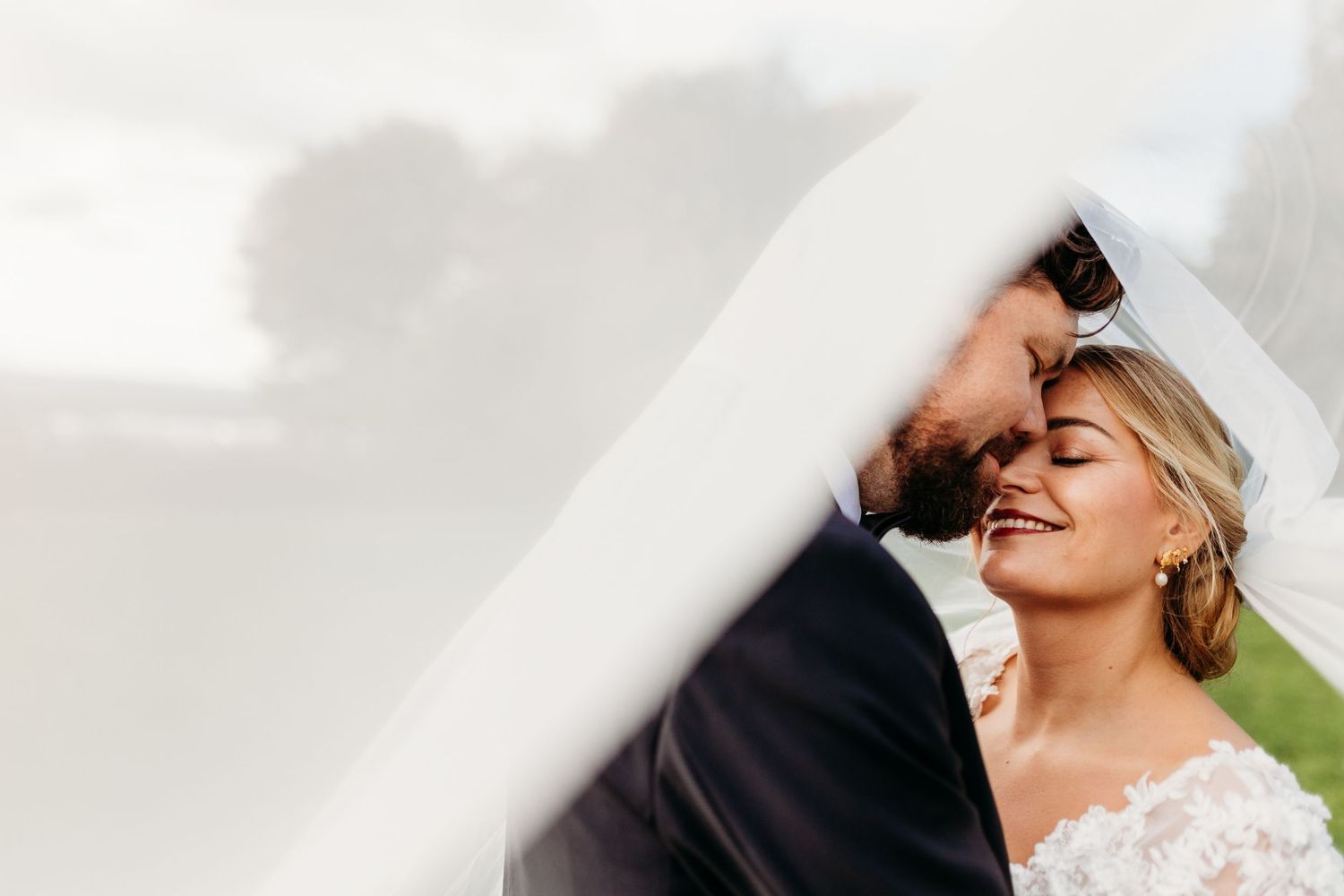 Bryllupsfotograf Moss – Intimt øyeblikk mellom brudepar under slør, Tara Kristine Photography